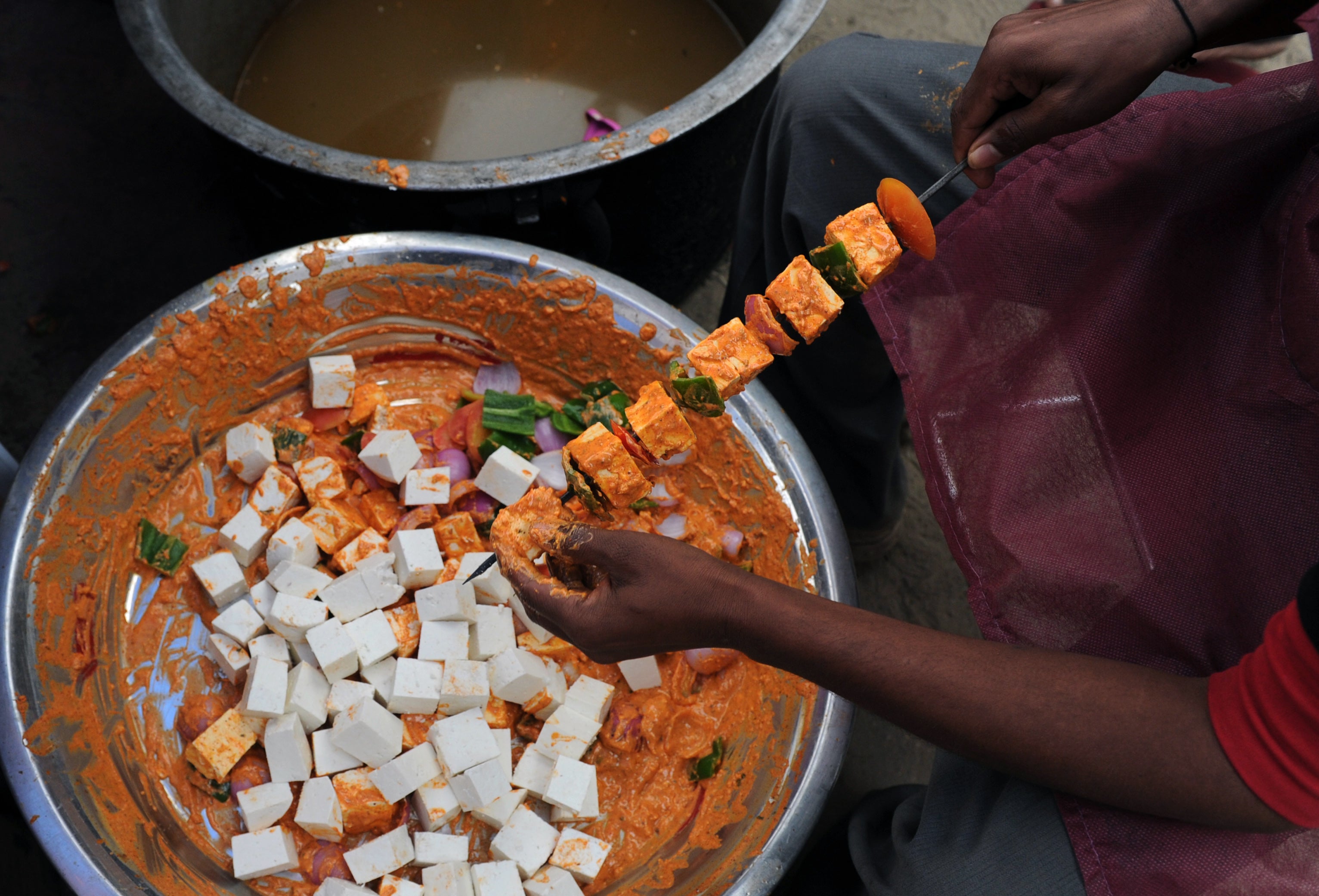 Despite the significantly lower cost of analogue paneer, experts have cautioned against regular consumption due to potential health risks like raised cholesterol levels and digestive issues