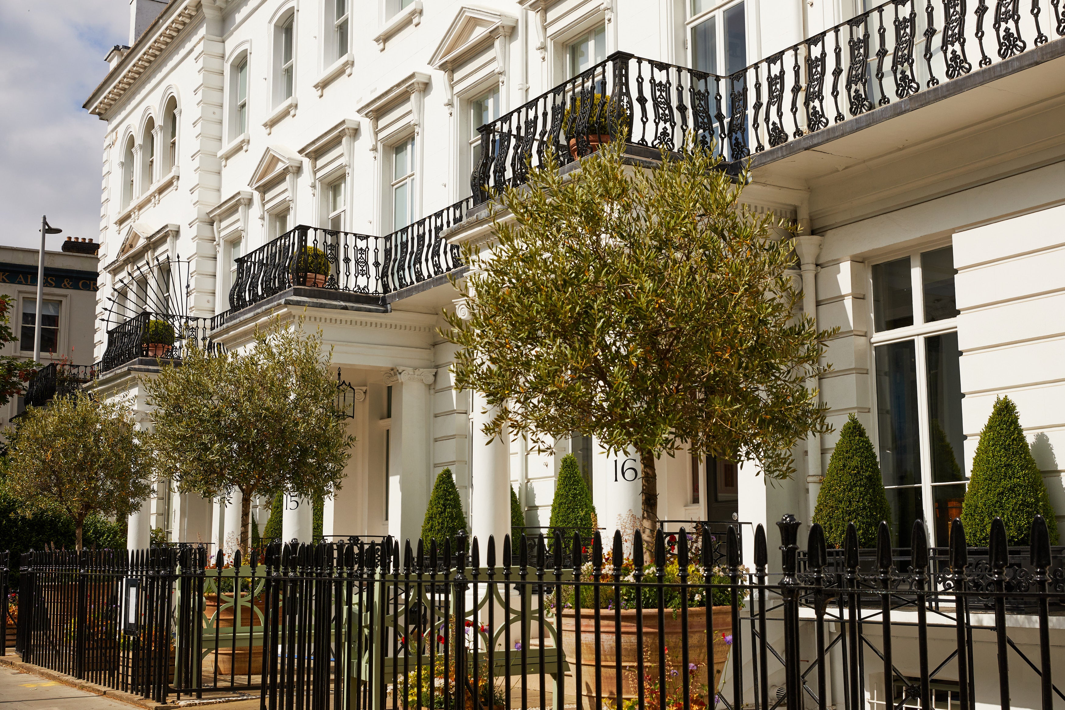 Number Sixteen enjoys the serenity of SW7 and is steps away from some of London’s most celebrated museums