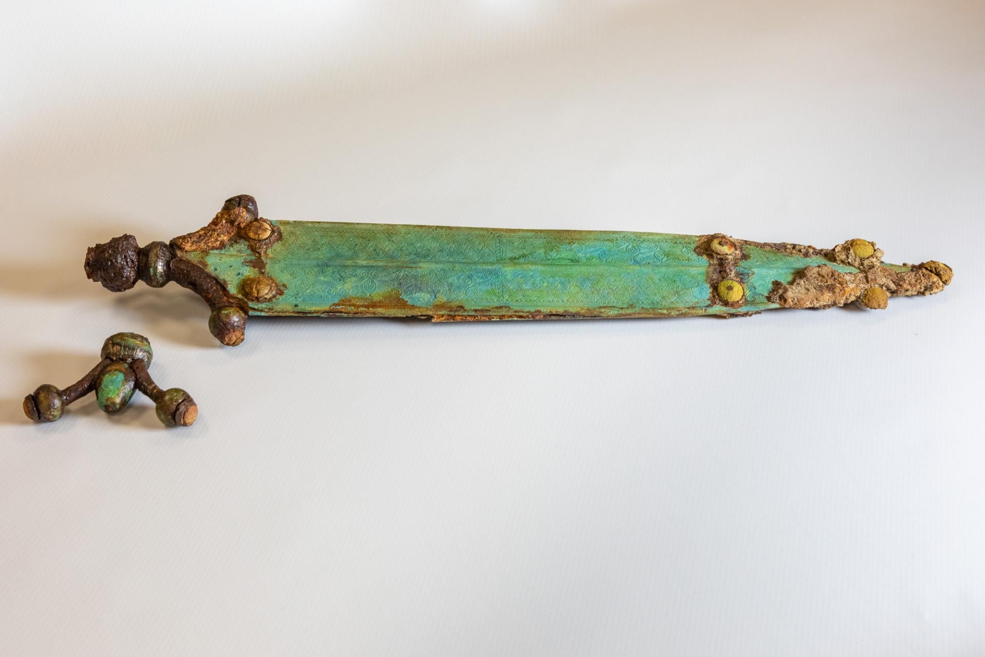 Short sword with handles with fully decorated antennas discovered at the French necropolis
