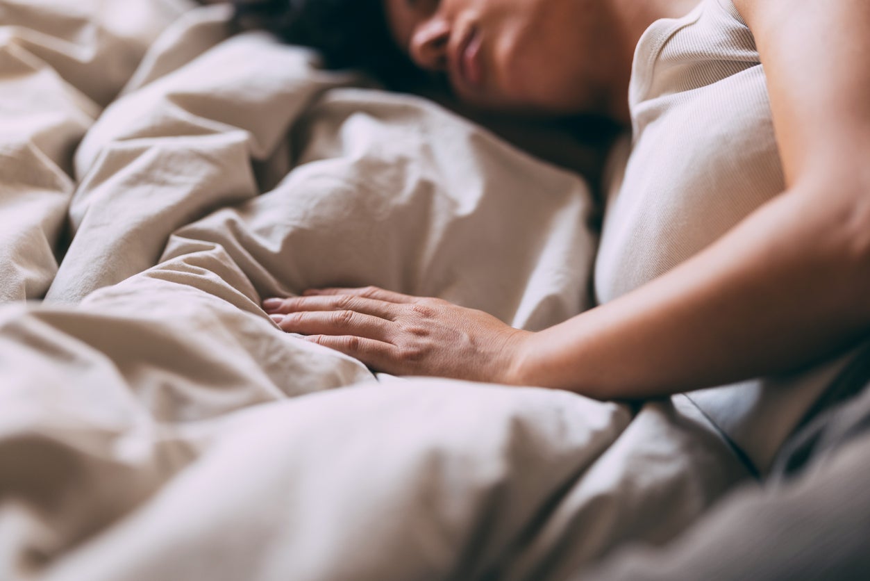 A study saw participants incorporate a grounding mat into their bedtime routines
