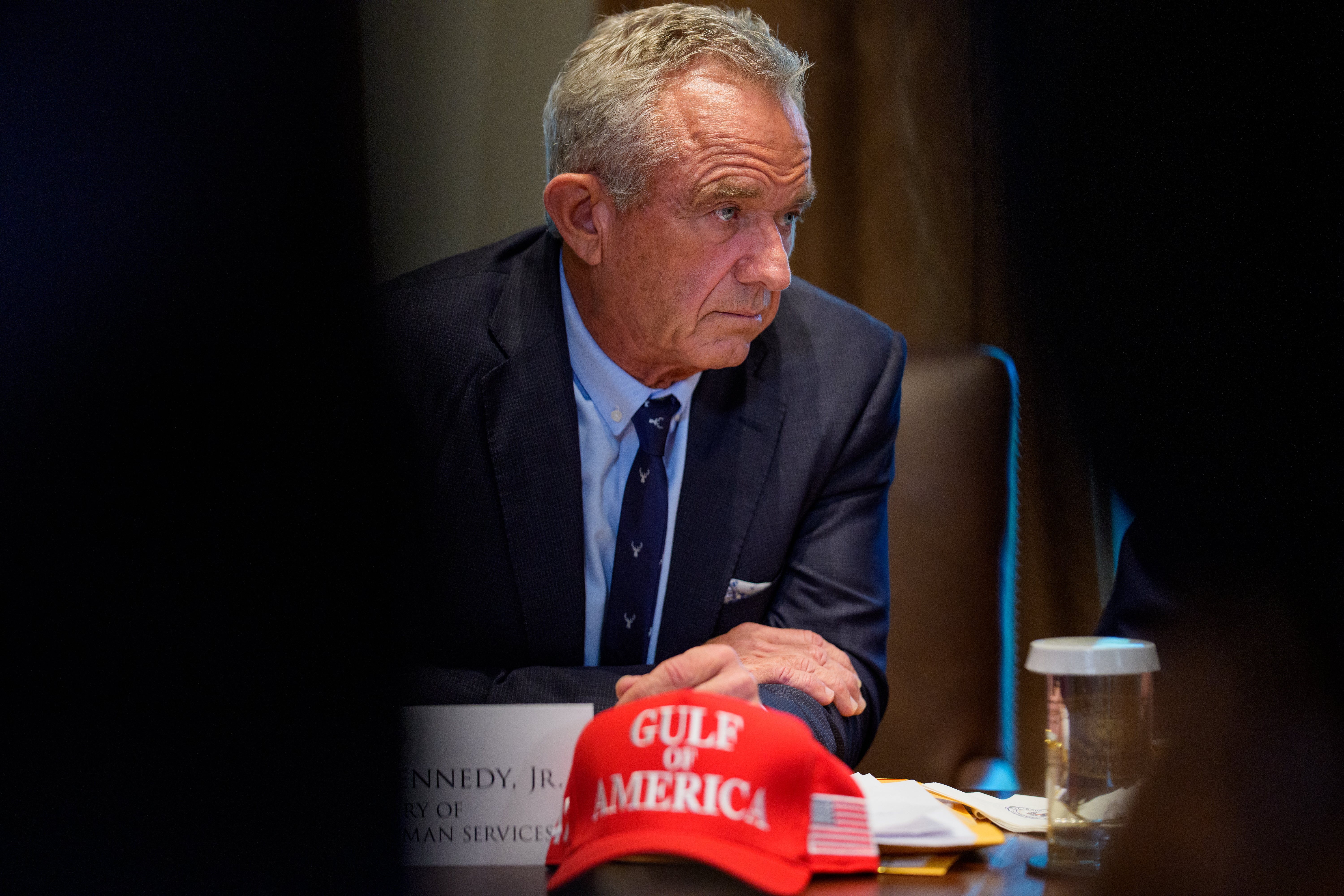 Robert F. Kennedy Jr. เลขานุการบริการด้านสุขภาพและบริการมนุษย์กล่าวว่าเขาวางแผนที่จะปรับปรุงกฎระเบียบของรัฐบาลกลางฟลูออไรด์ เขาทำงานร่วมกับสำนักงานคุ้มครองสิ่งแวดล้อม