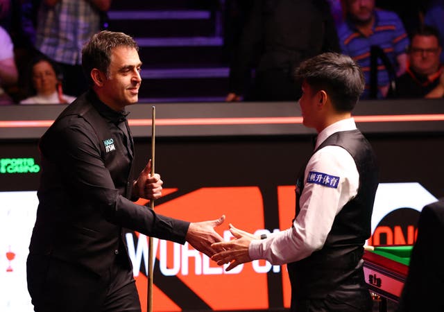<p>Ronnie O'Sullivan congratulates Zhao Xintong on his semi-final victory</p>