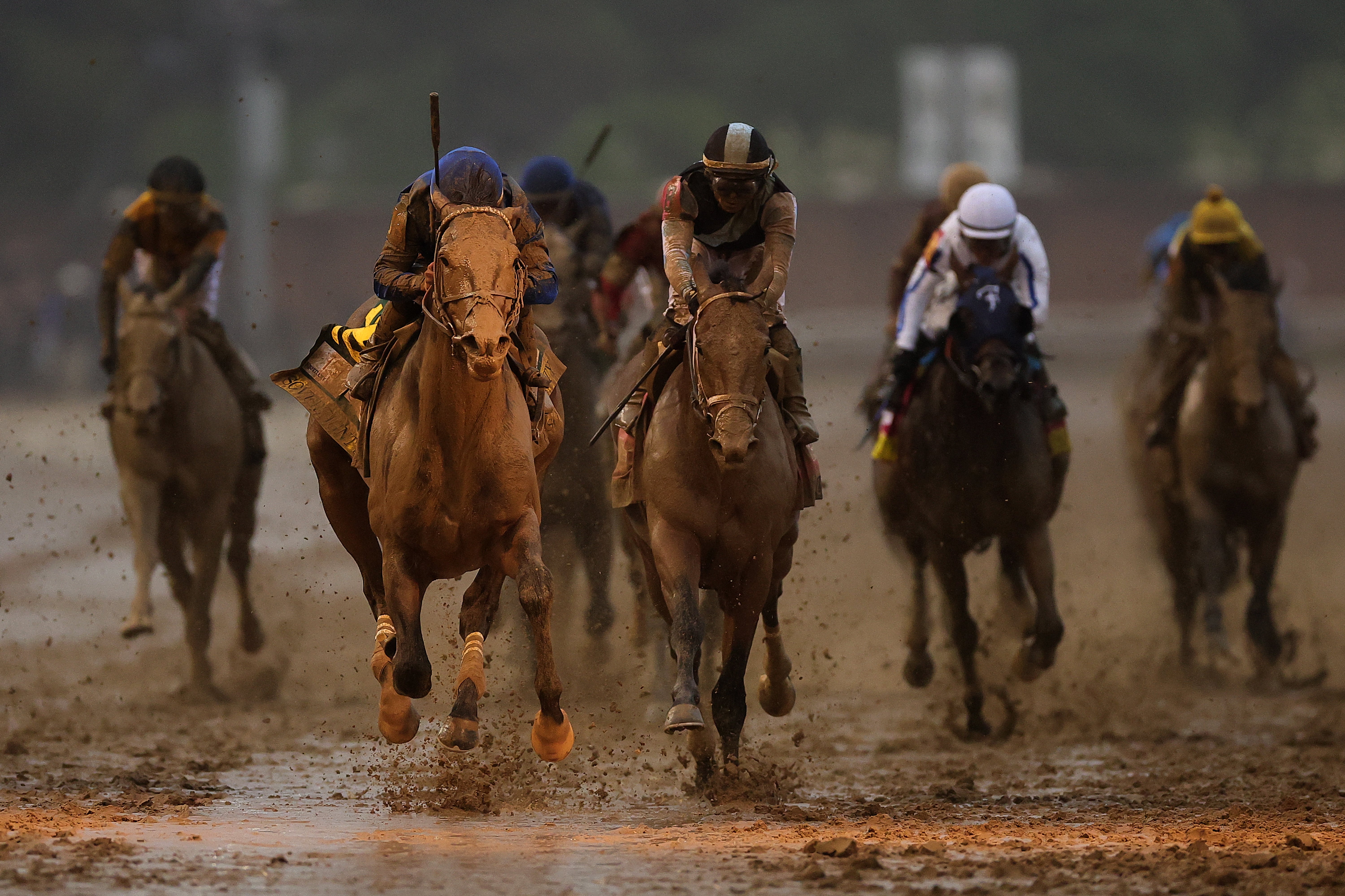 Sovereignity #18, jezdil jokejovou junior Alvarado, překračuje cílovou čáru, aby vyhrál 151. běh Kentucky Derby v Churchill Downs 3. května 2025 v Louisville v Kentucky.