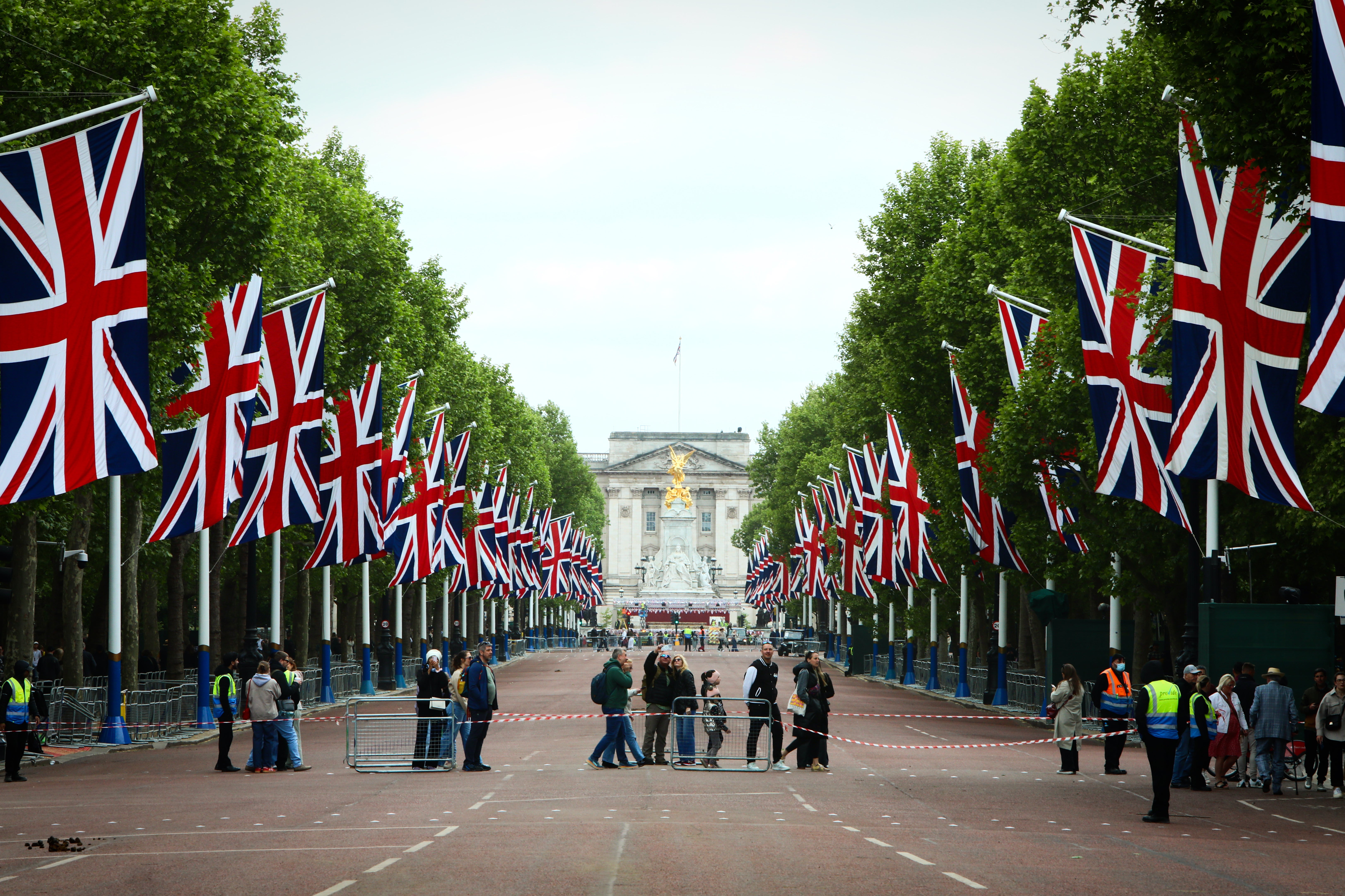 The mall has been prepared for victory in the celebrations of Europe.