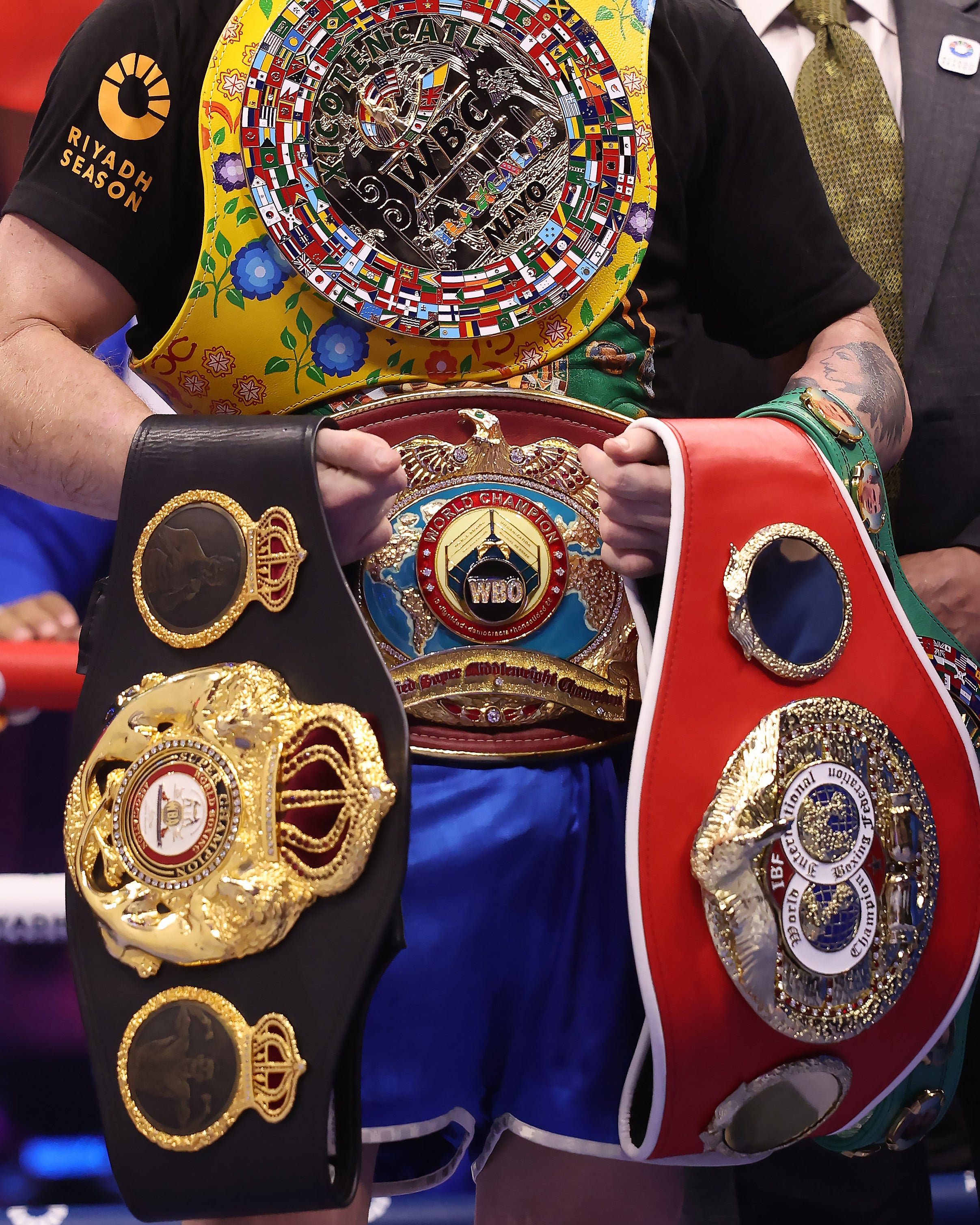 Canelo kitted out with all the gold