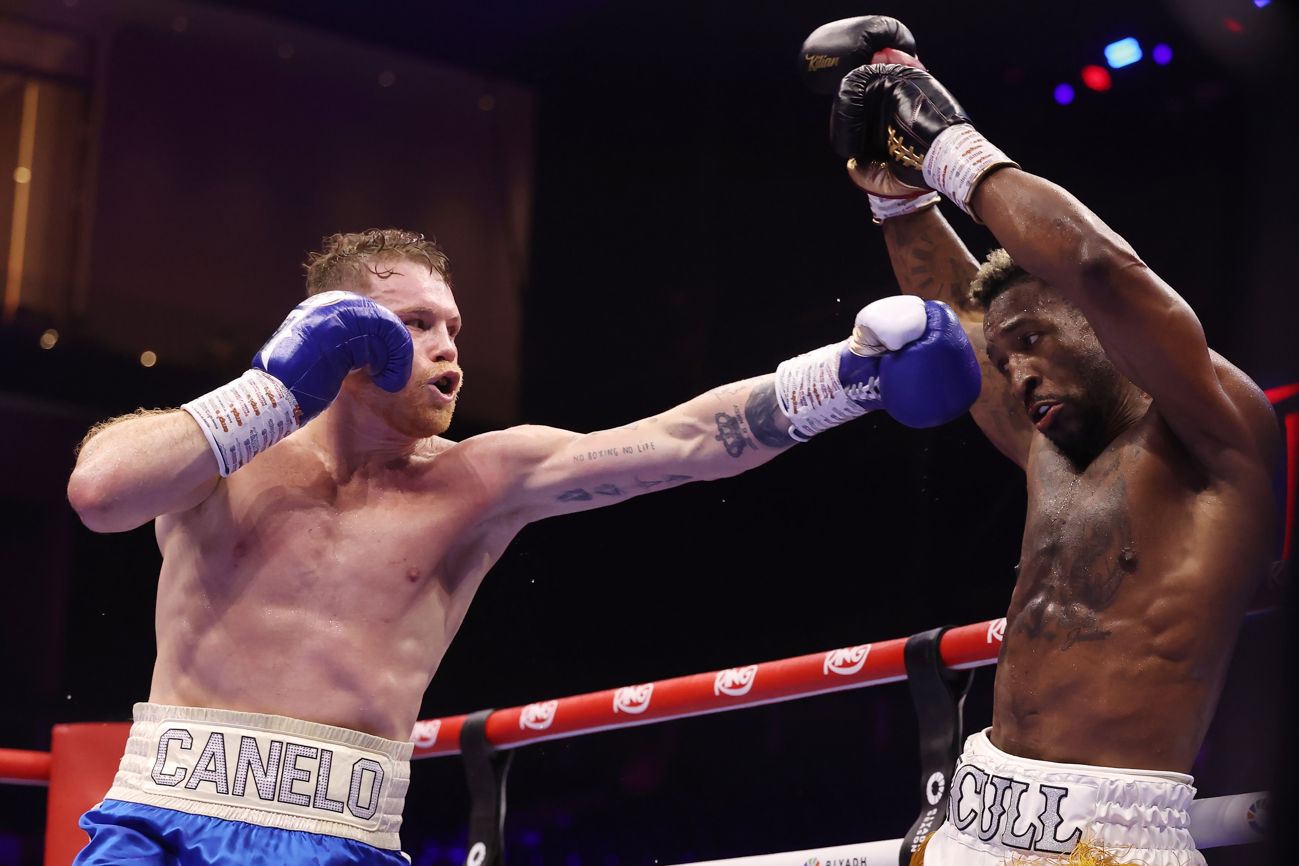 Saul 'Canelo' Alvarez (vlevo) se snaží lovit nepolapitelný William Scull