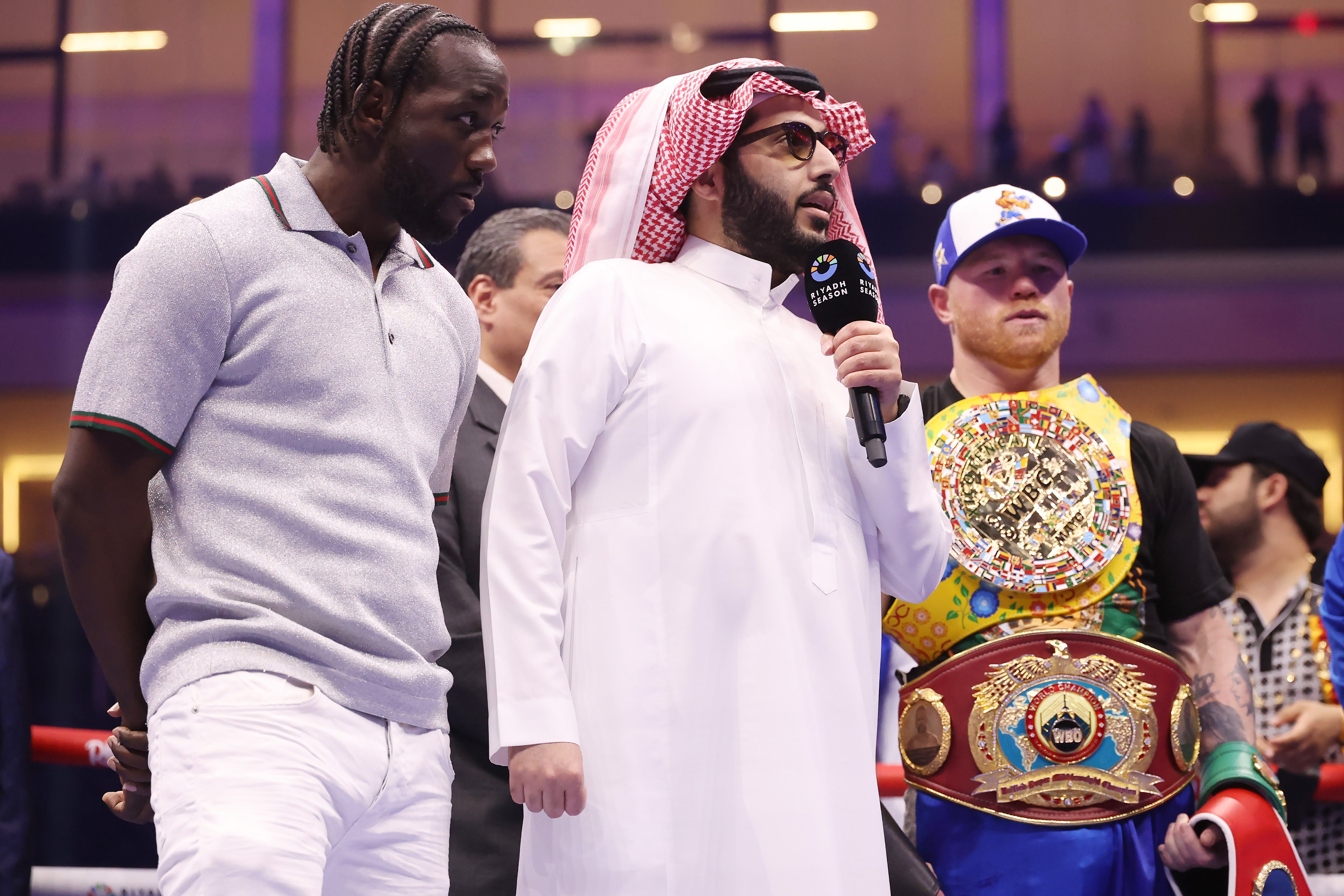 Terence Crawford (vlevo) vstoupí do prstenu, než se postaví s Canelo