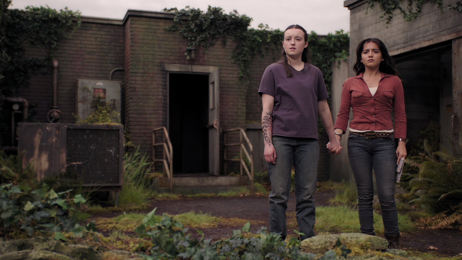 Bella Ramsey (left) and Isabela Merced in 'The Last of Us'