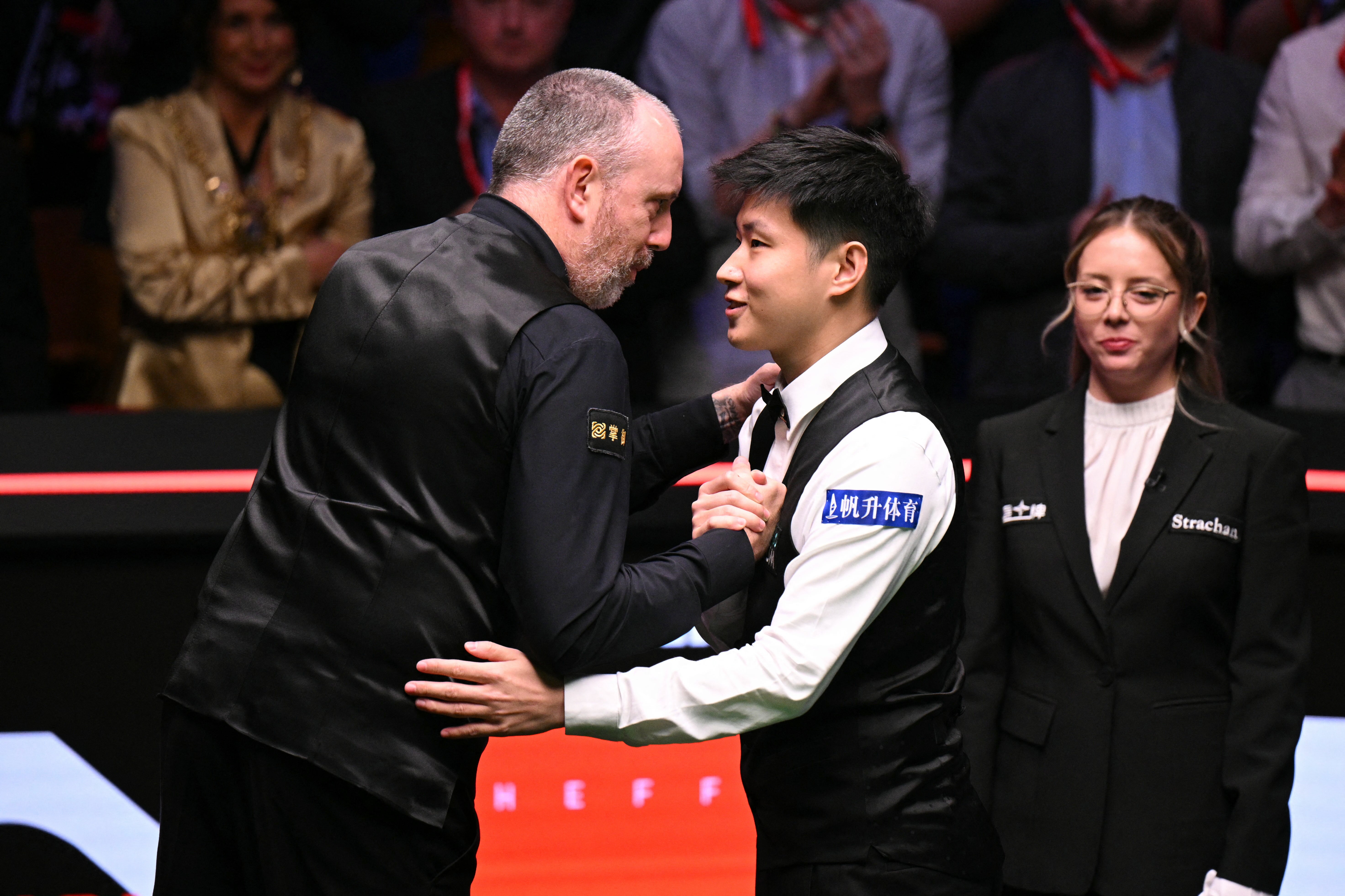 Mark Williams blahopřeje Zhao k jeho vítězství