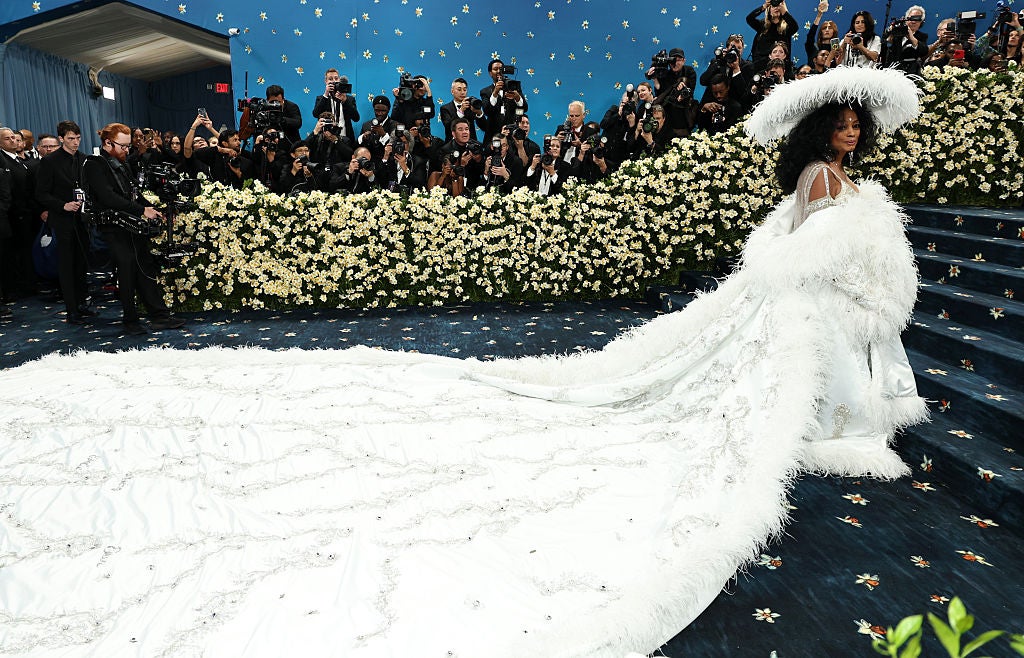Ross' train took over the entire blue carpet, with multiple people holding onto her dress as she walked up the museum’s steps