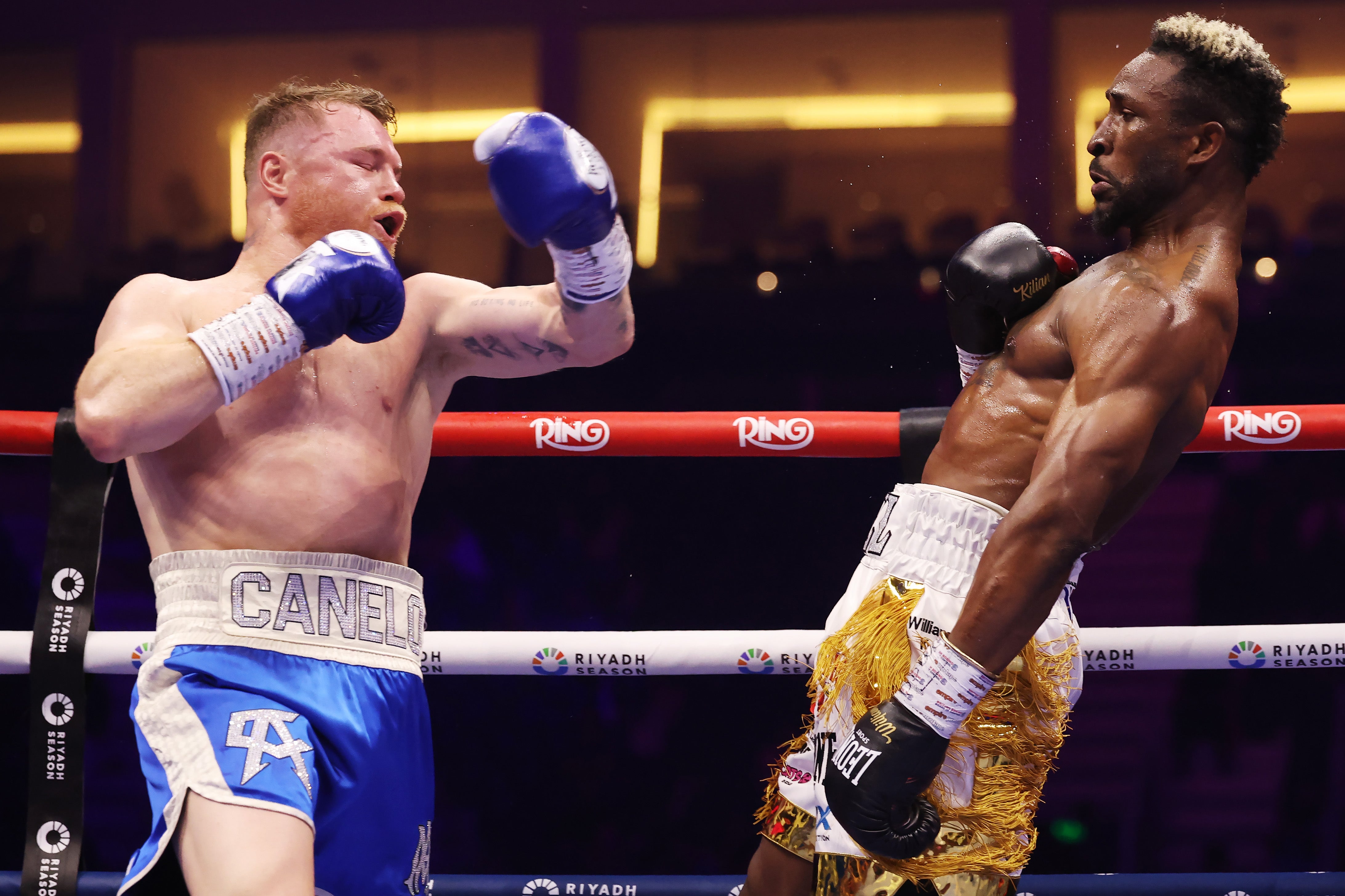 Canelo Alvarez porazil Williama Sculla v neuspokojivém zápase v Rijádu