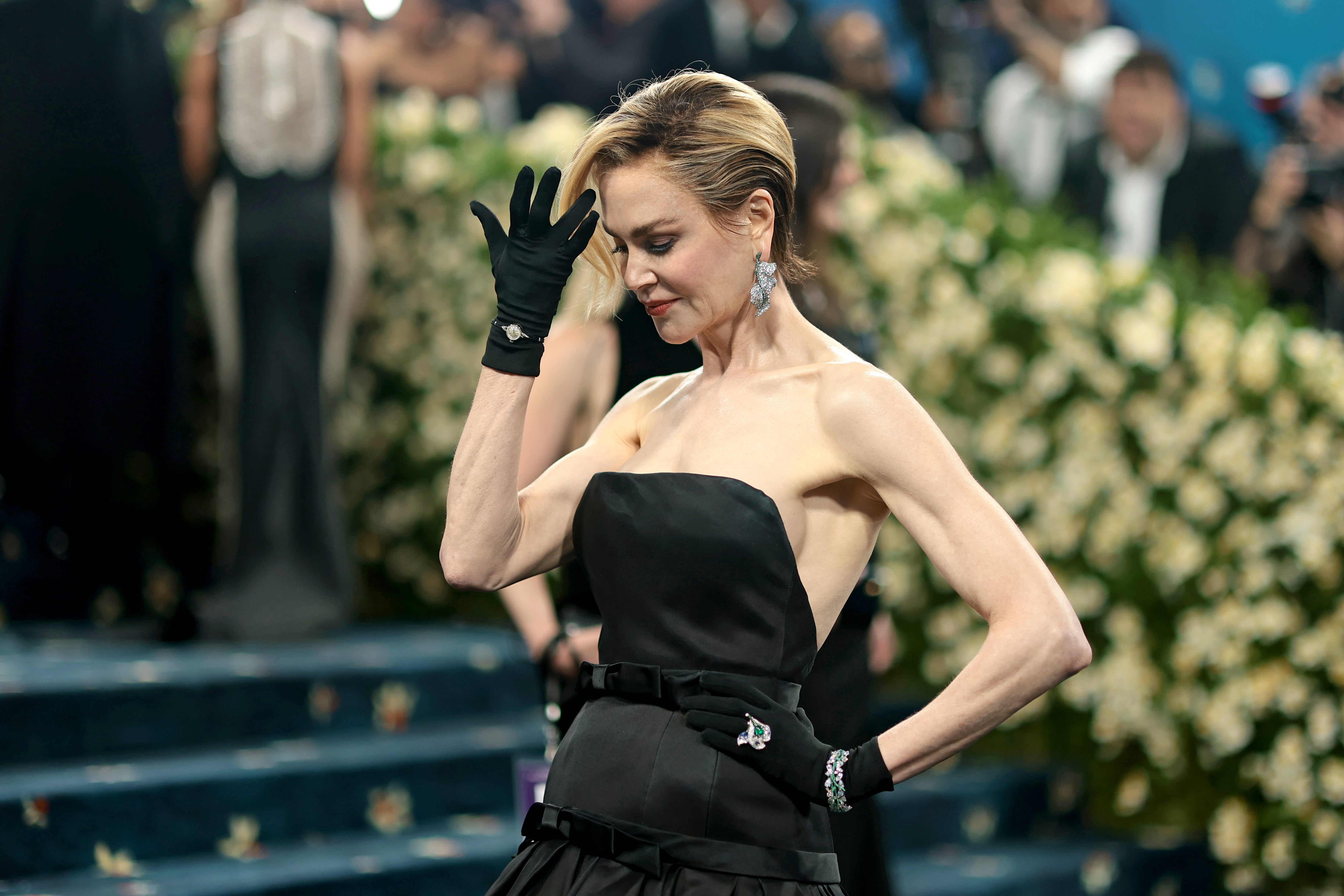 Kidman sported gloves, earrings, and black pumps