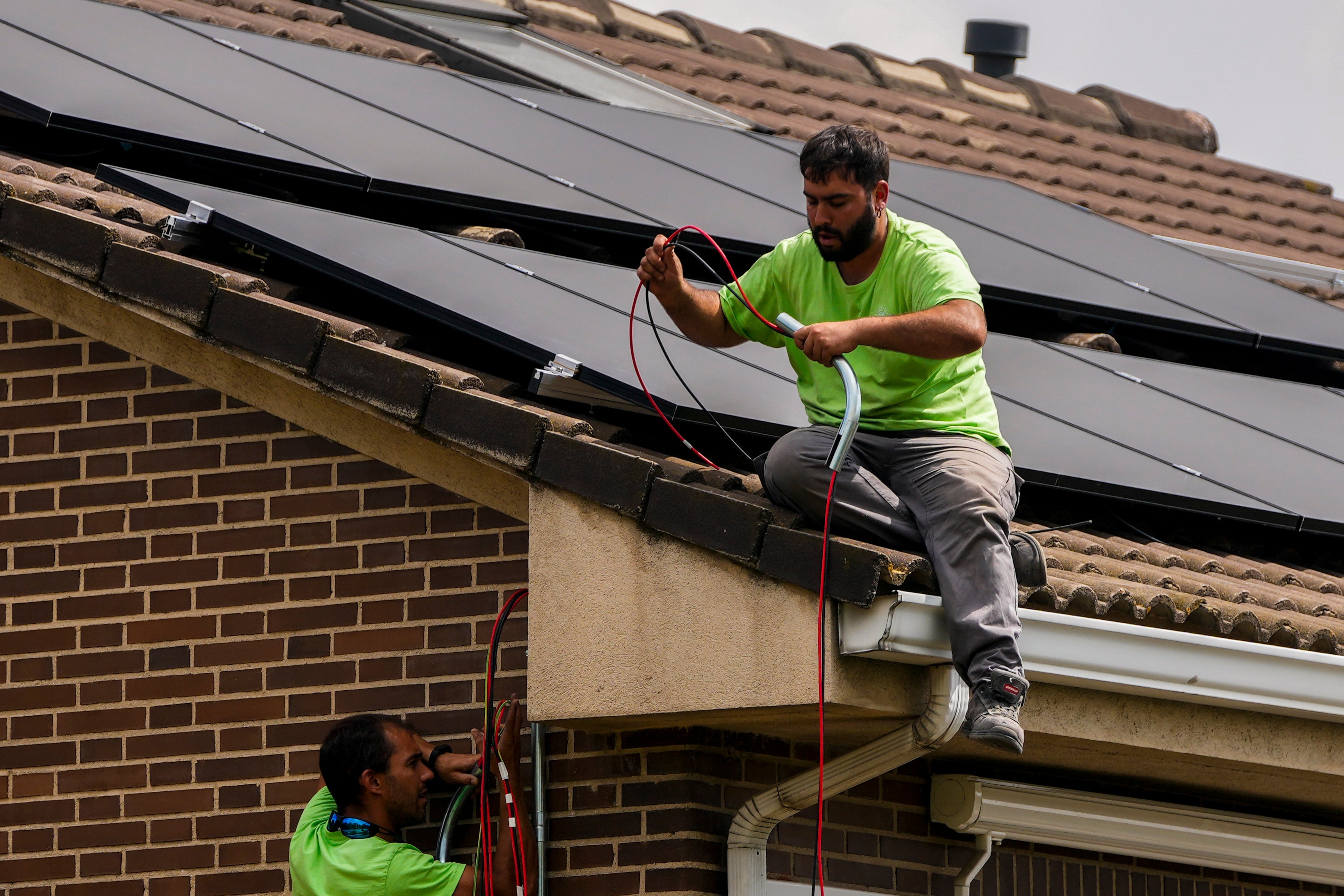 The Spanish government approved a bill Tuesday reducing the workweek from 40 to 37.5 hours