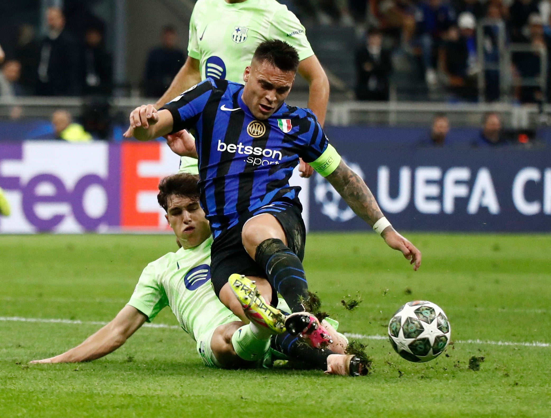 Pau Cubarsi fouled Martinez in the box