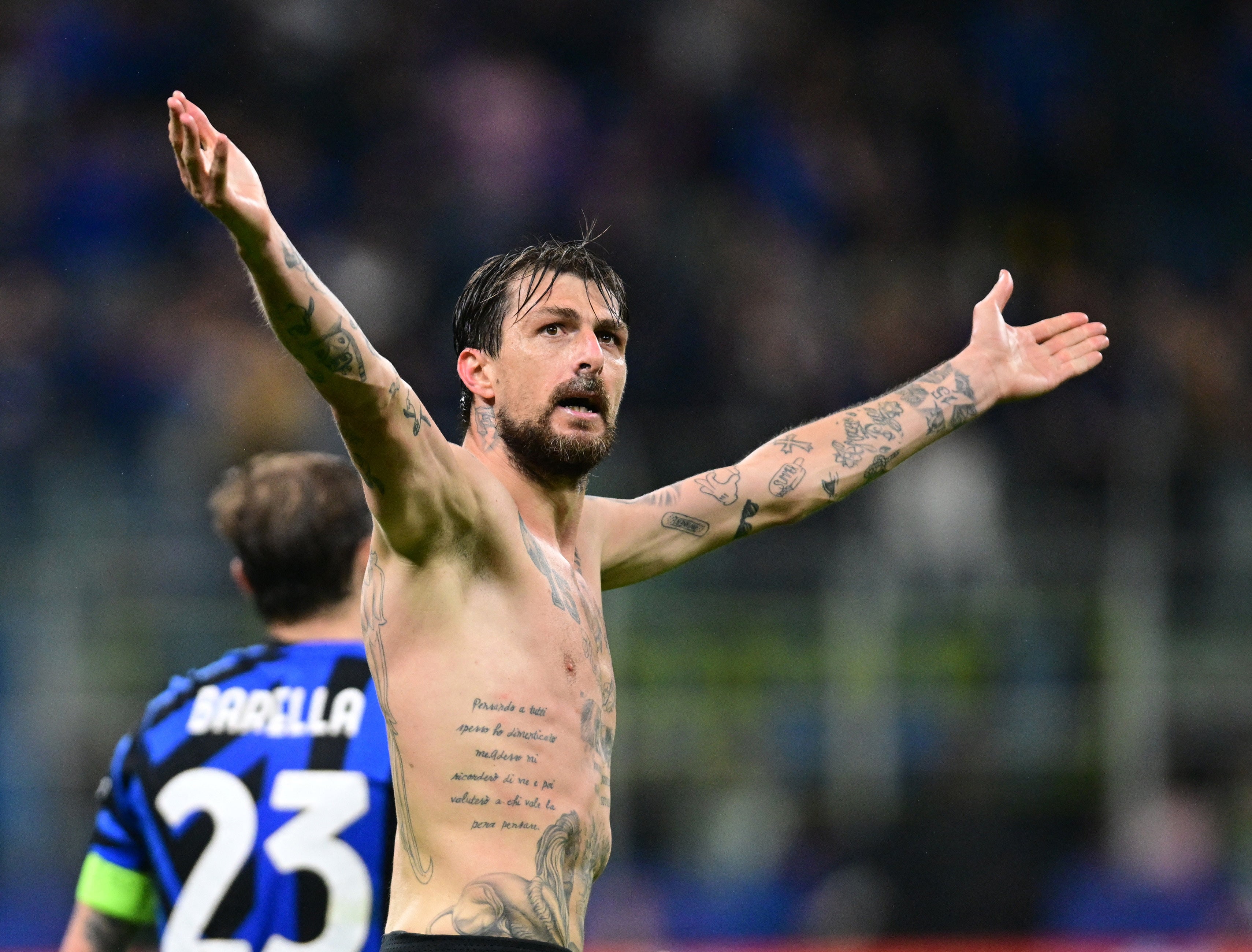 Acerbi celebrates his stoppage time equaliser for Inter