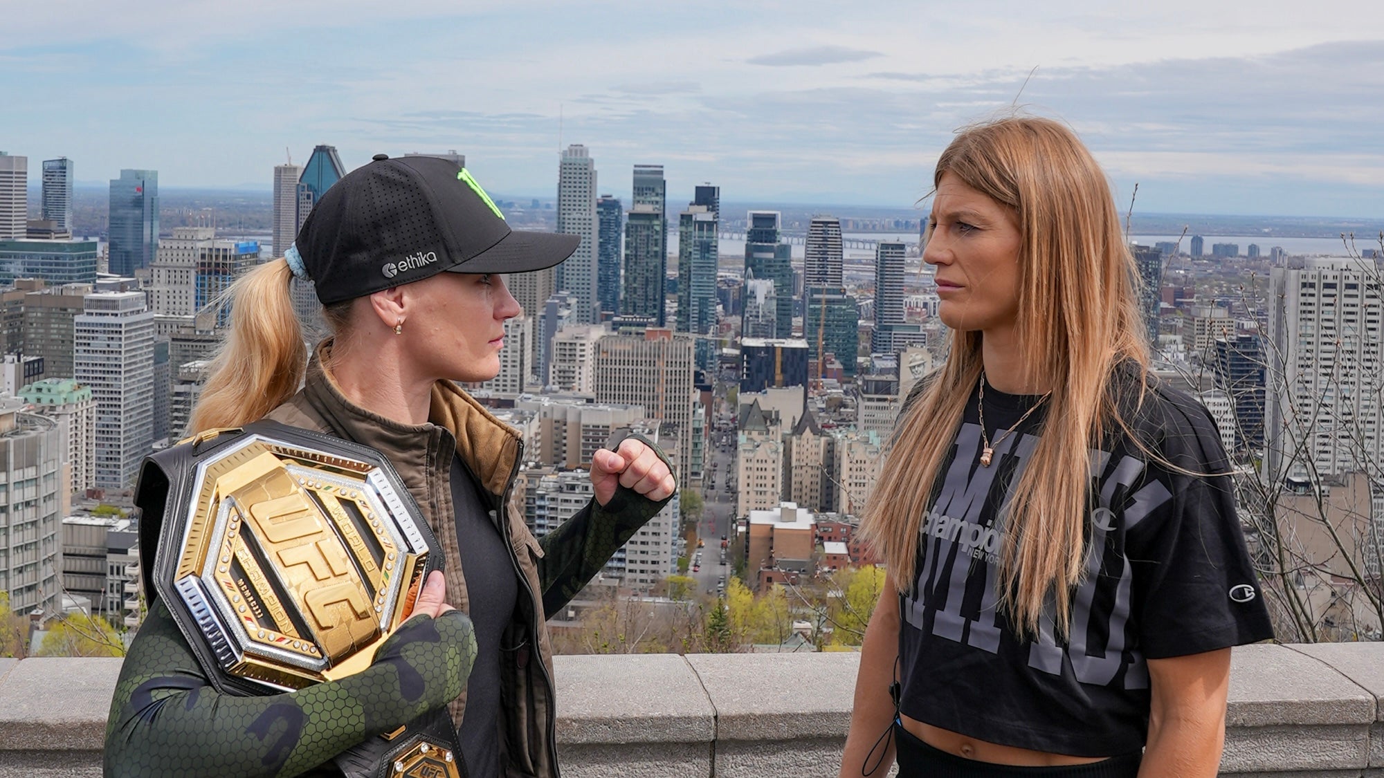 Valentina Shevchenko (vlevo) a Challenger Manon Fiorot