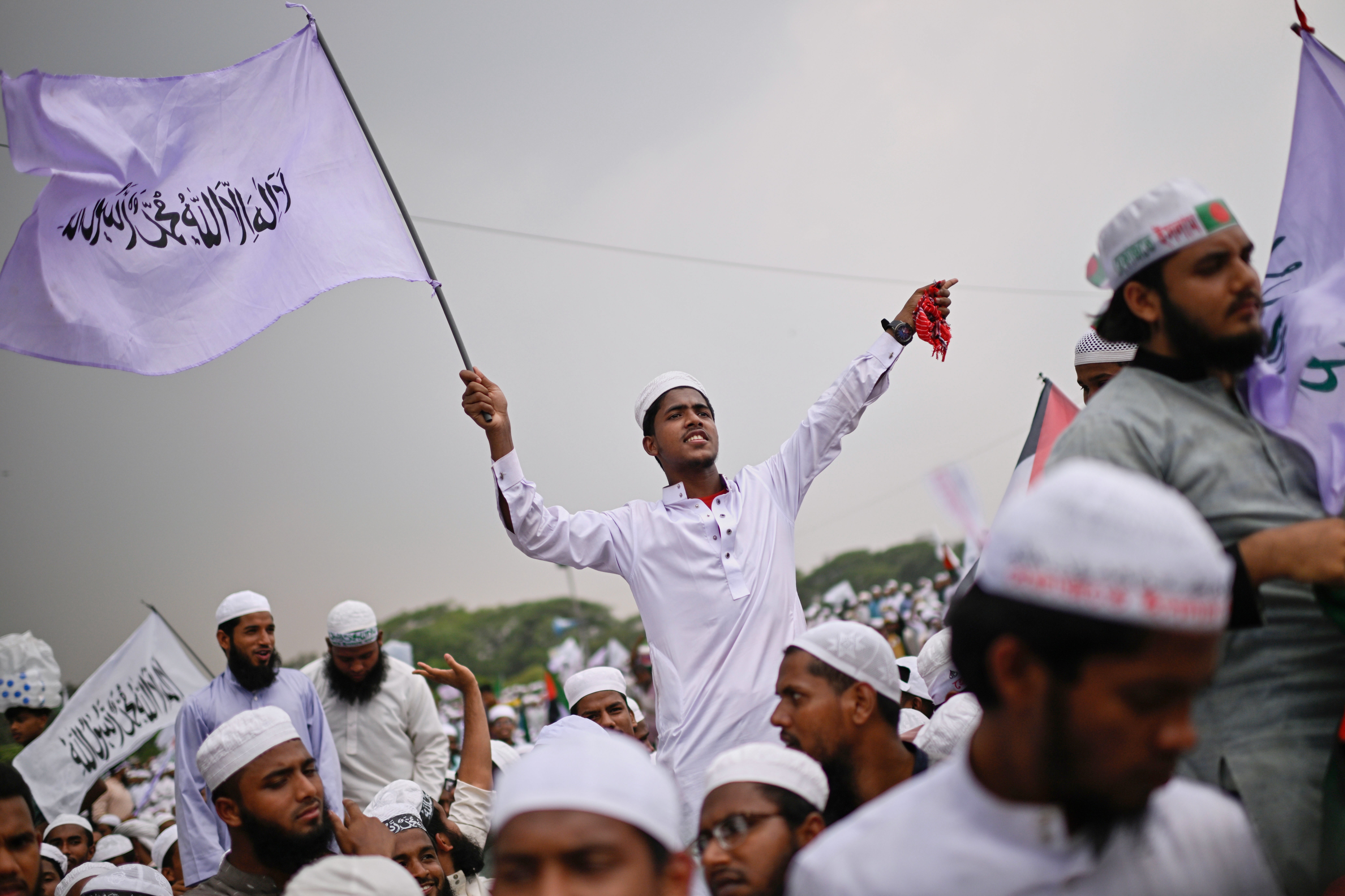 Activists of Islamist group Hefazat-e-Islam protest in Dhaka