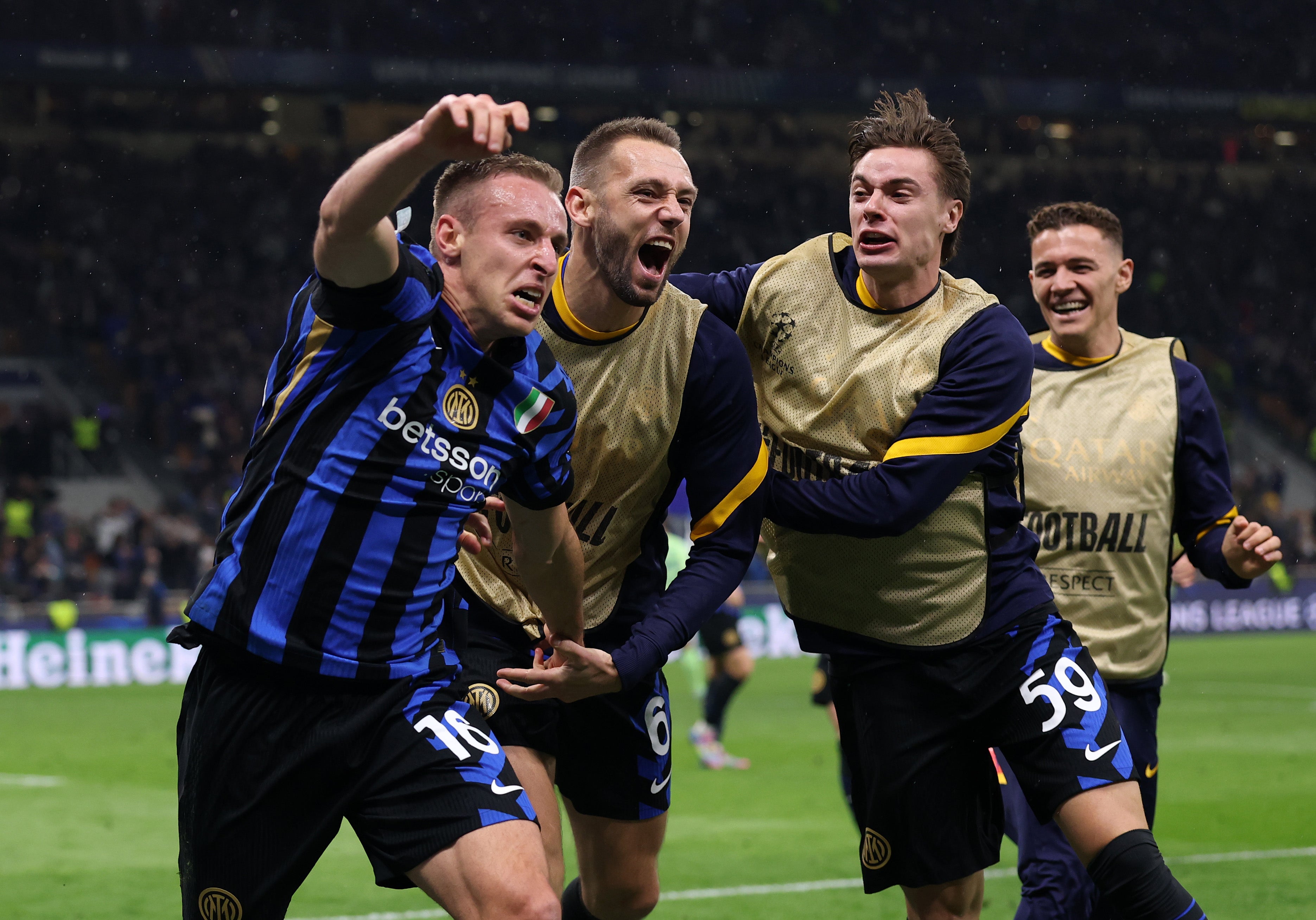 Davide Frattesi z Inter Milána slaví bodování proti Barceloně v semifinále