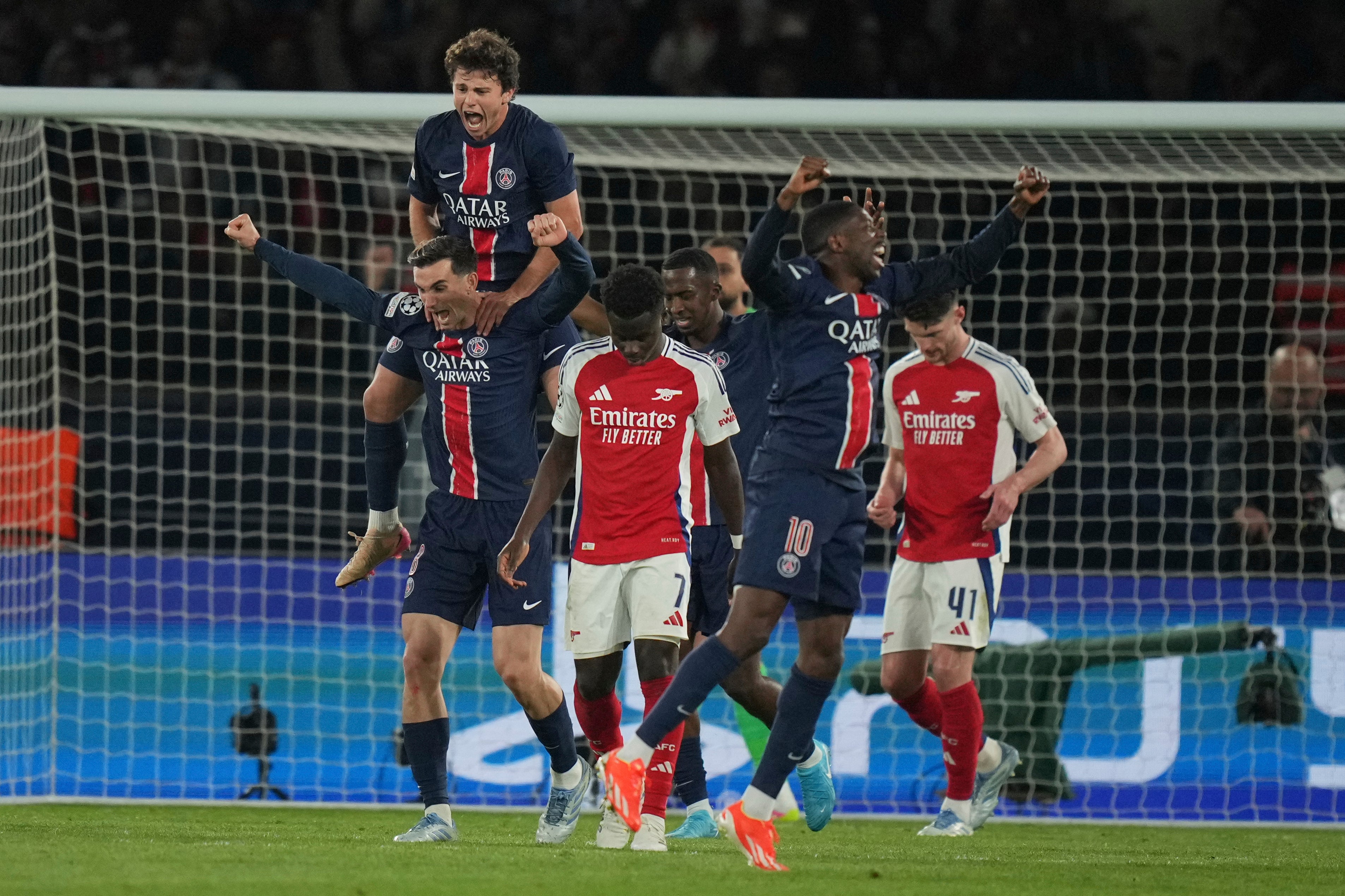 Hráči PSG oslavují během semifinále Ligy mistrů proti Arsenalu
