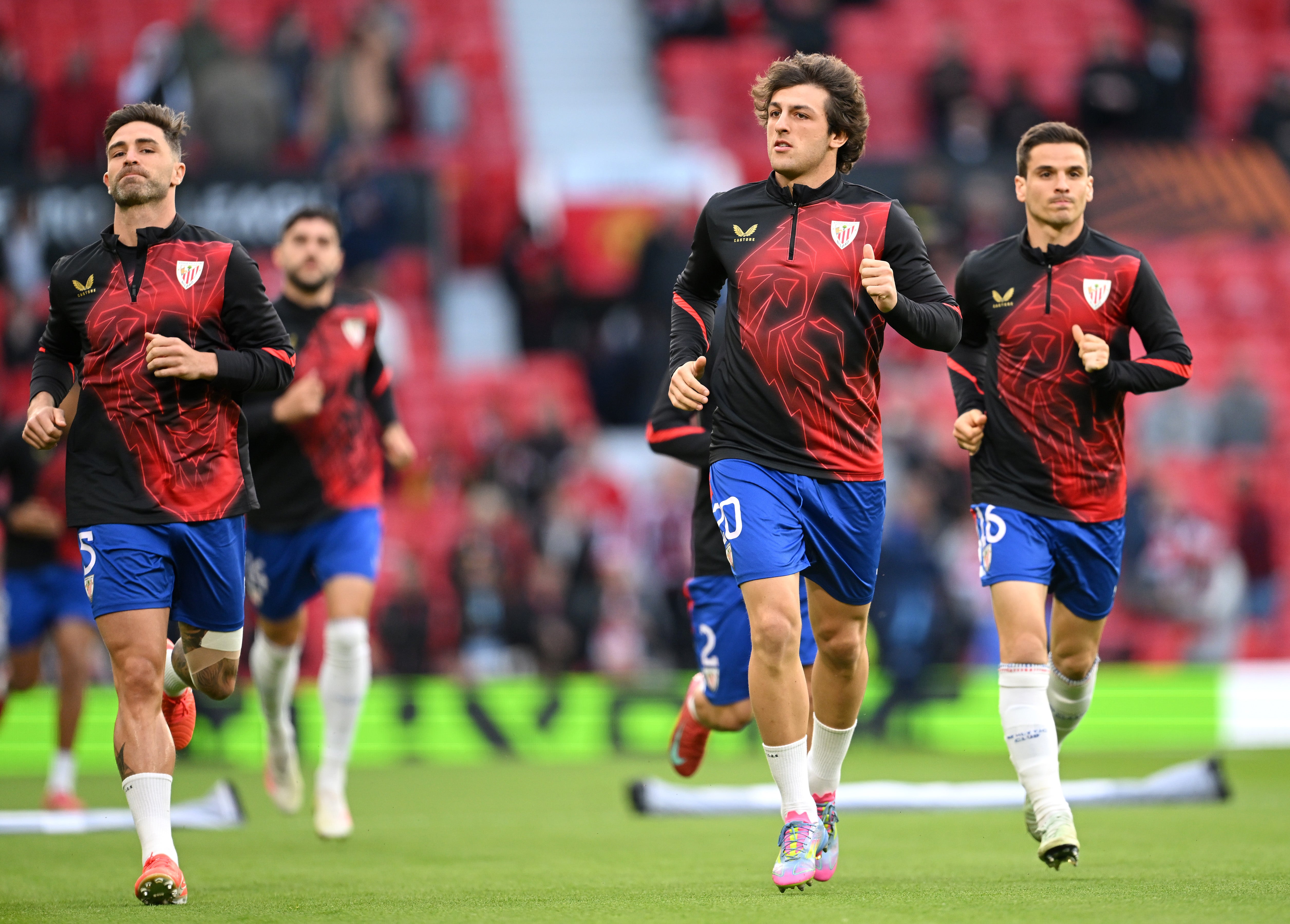 Atletičtí hráči se před zahájením zahřátí