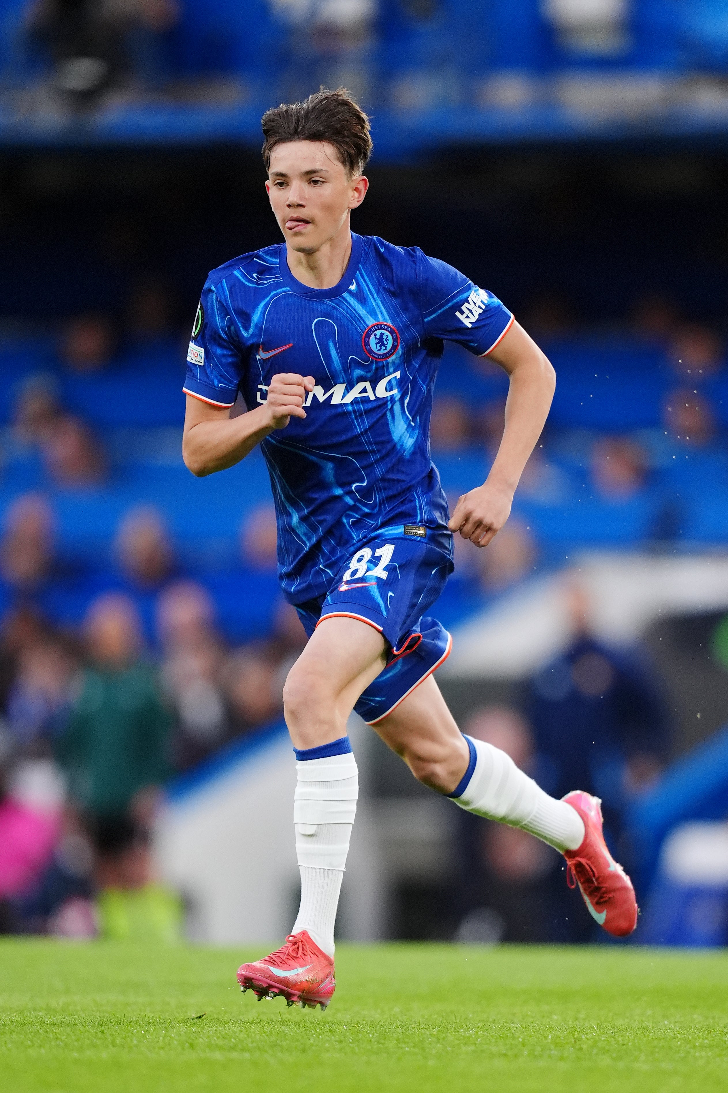 Úplný debut byl předán šestnáctiletému záložníkovi Reggie Walshovi
