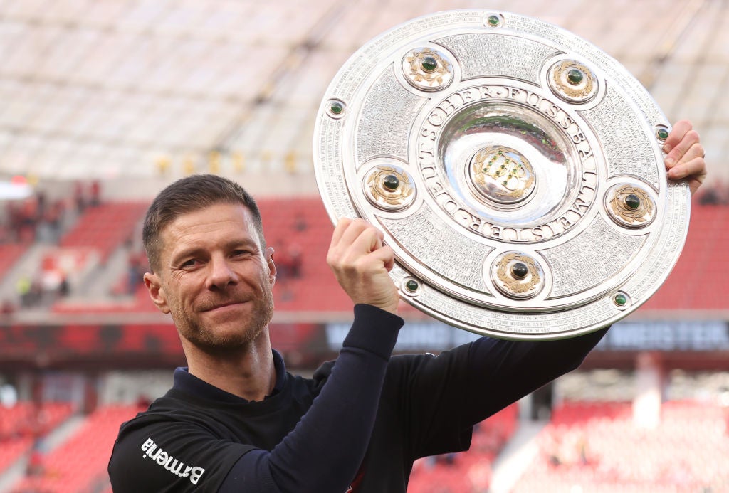 XABI ALONSO LED BAYER LEVERKUSEN k jejich prvnímu Meisterschale
