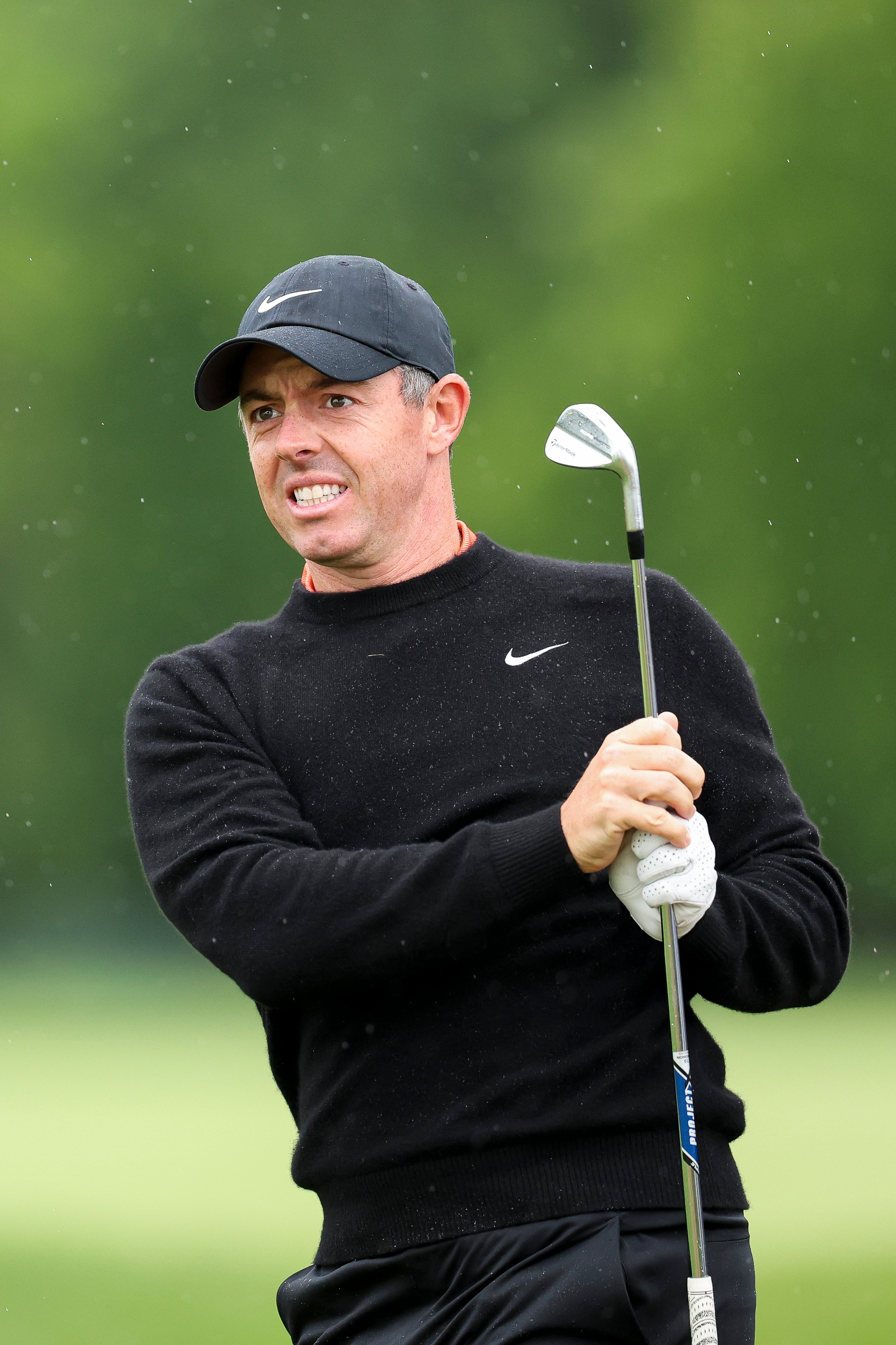 Rory McIlroy se nabírá, aby vyhrála svůj druhý major roku po vítězství na Masters