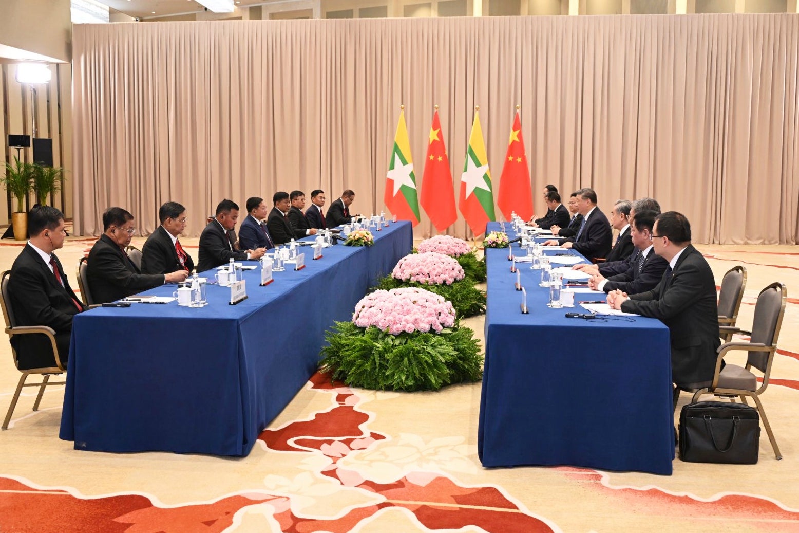 Myanmar military chief Senior Gen. Min Aung Hlaing, center left, talks with Chinese President Xi Jinping, center right, during their meeting in Moscow, Russia 9 May