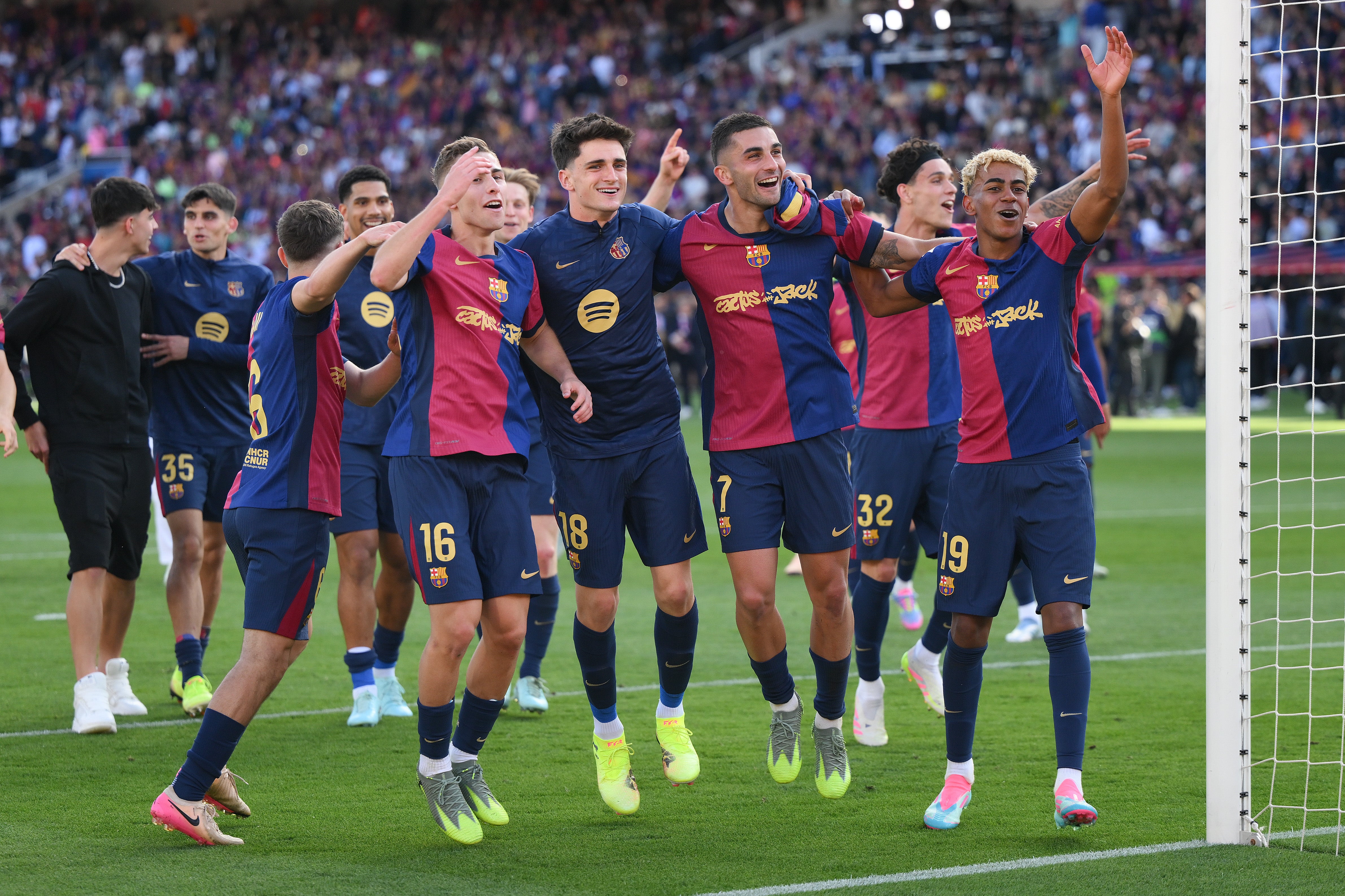 Barcelona win seven-goal thriller in final El Clasico to move closer to La Liga title