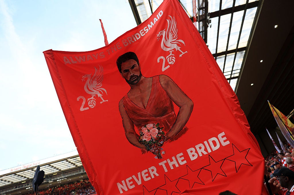 Fanoušci Liverpoolu připomněli Artetě jejich postavení šampionů v Anfieldu