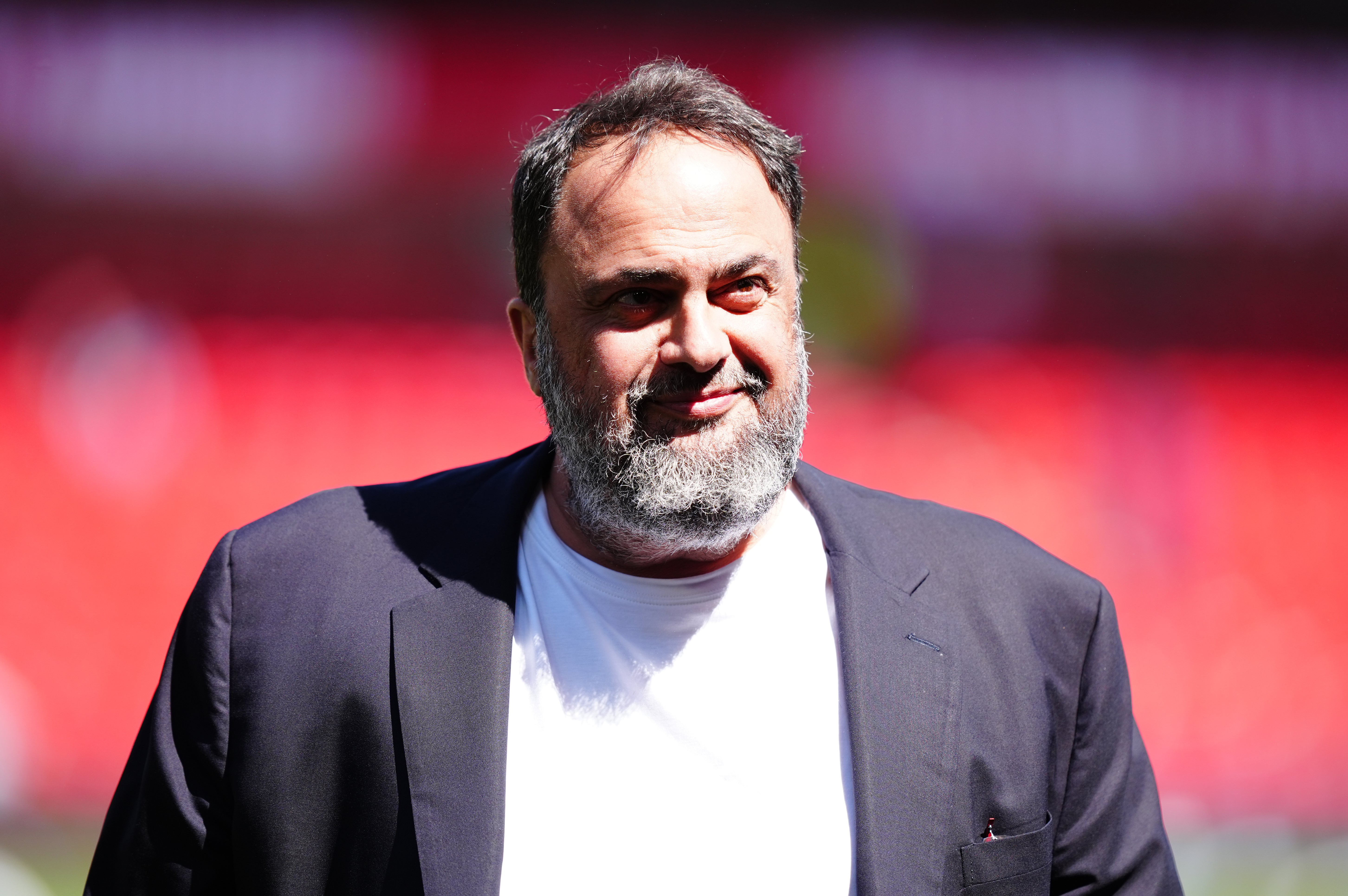 Evangelos Marinakis byl nucen zředit kontrolu nad Nottinghamským lesem, aby dodržoval předpisy UEFA v případě lesa i Olympiakos kvalifikovaných do Ligy mistrů