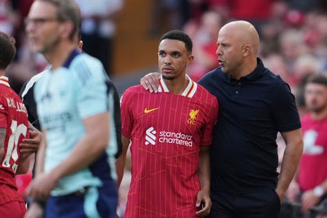 <p>Arne Slot (right) brought Alexander-Arnold on as a substitute to try and control the game against Arsenal</p>