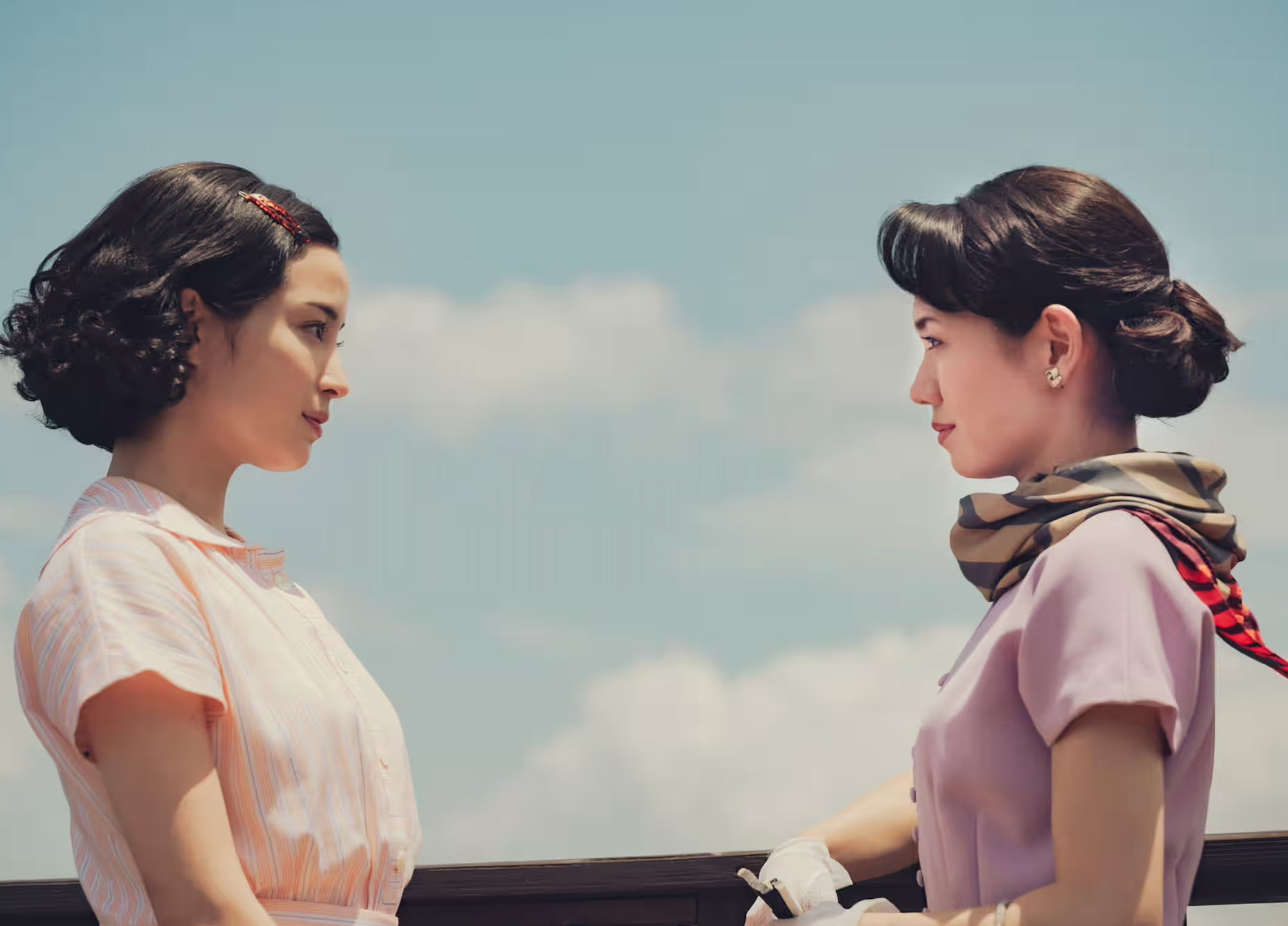 Suzu Hirose and Fumi Nikaidô in 'A Pale View of Hills'