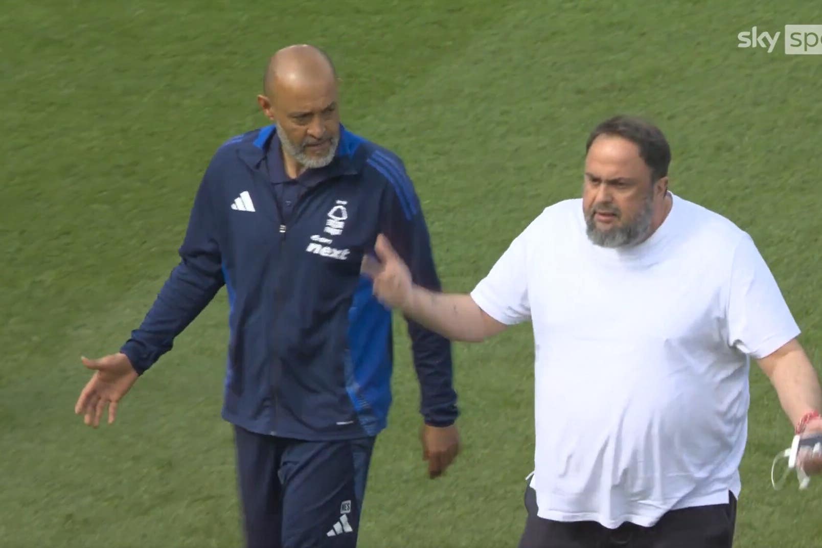Manažer Nottinghamského lesa Nuno Espirito Santo a majitel klubu Evangelos Marinakis, který vzpomněl po remízu Leicesteru na City Ground (Sky Sports/X)