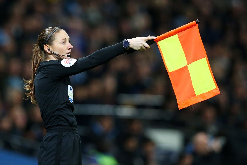 Sian Massey-Ellis dodržovala pravidla a udržovala její vlajku dolů, což umožnilo fázi hry, která opustila Awoniyi vážně zraněné