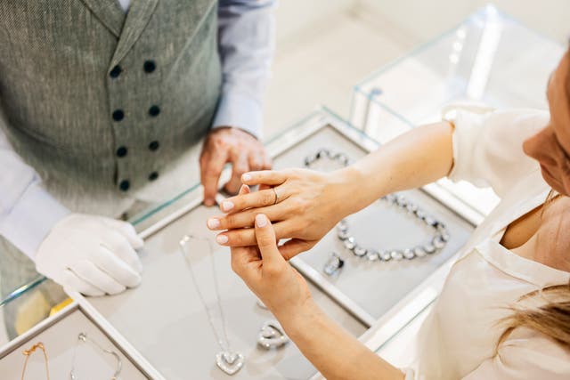 <p>Treat yourself with our  pick of the best Goldsmiths jewellery deals</p>