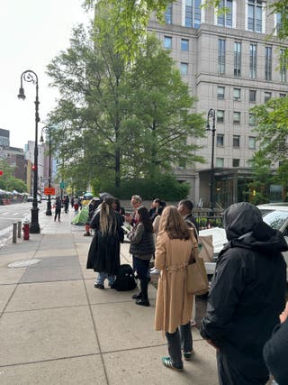 Bhunaigh daoine campa i bpubaill san oíche san Ionad Dreary Manhattan