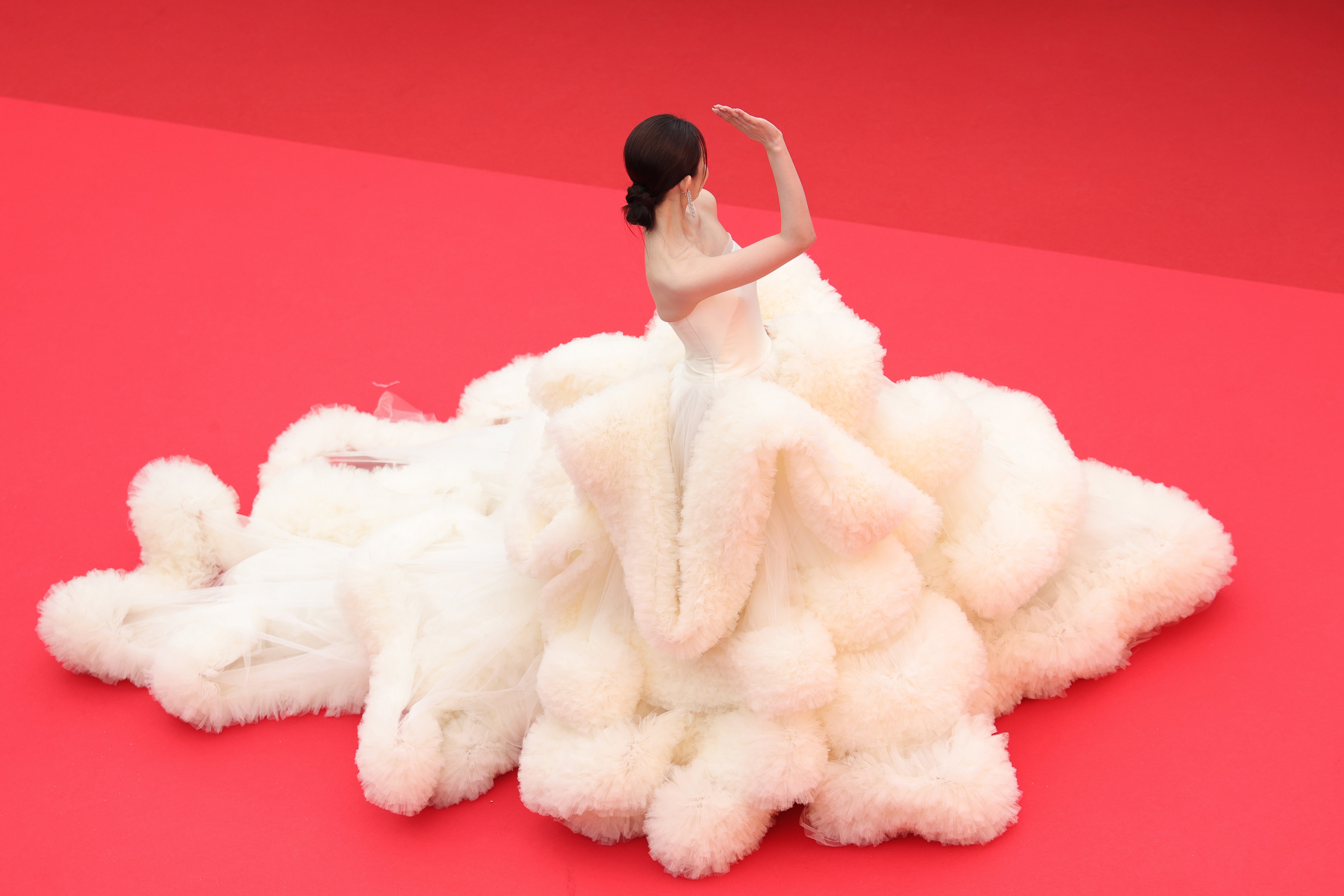 The actress’ skirt looked as if she stepped in a pile of flattened cotton balls
