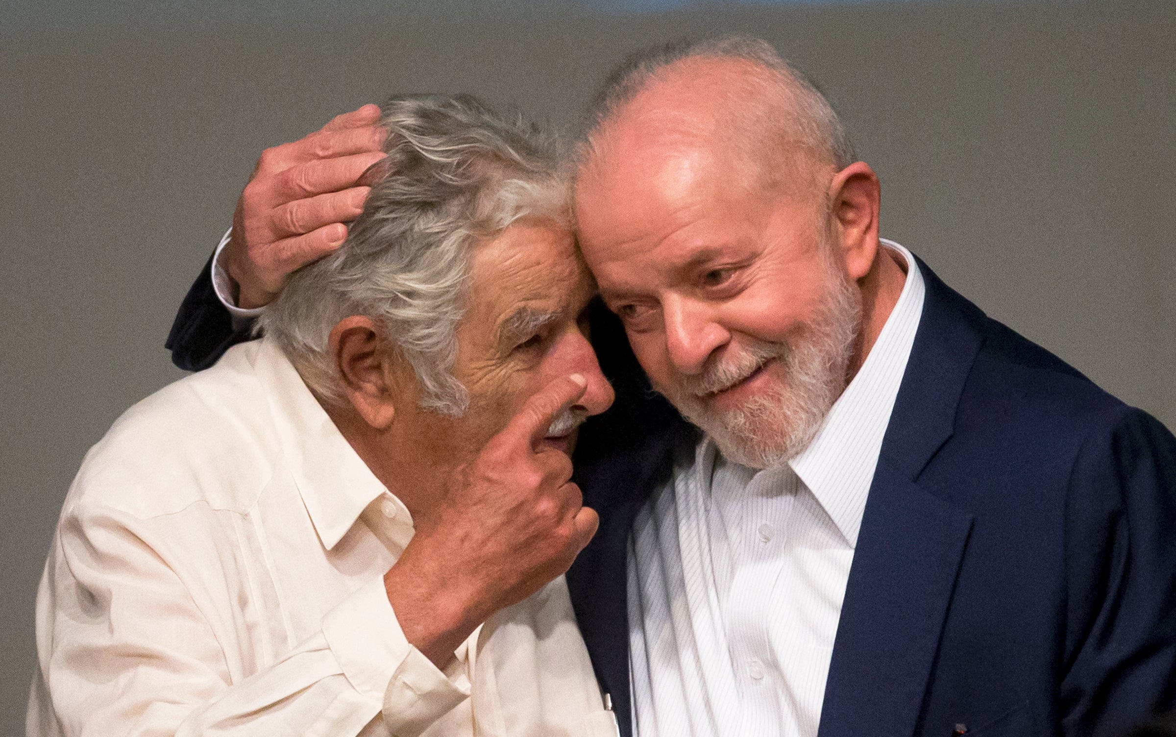 Brazil's President Luis Inacio Lula da Silva (L) and Uruguayan former President Jose Mujica in 2023