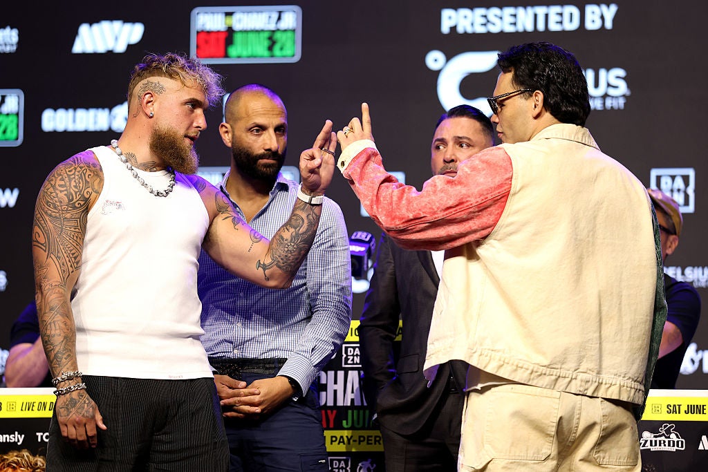 Jake Paul (vlevo) a Julio Cesar Chavez Jr tváří v tvář