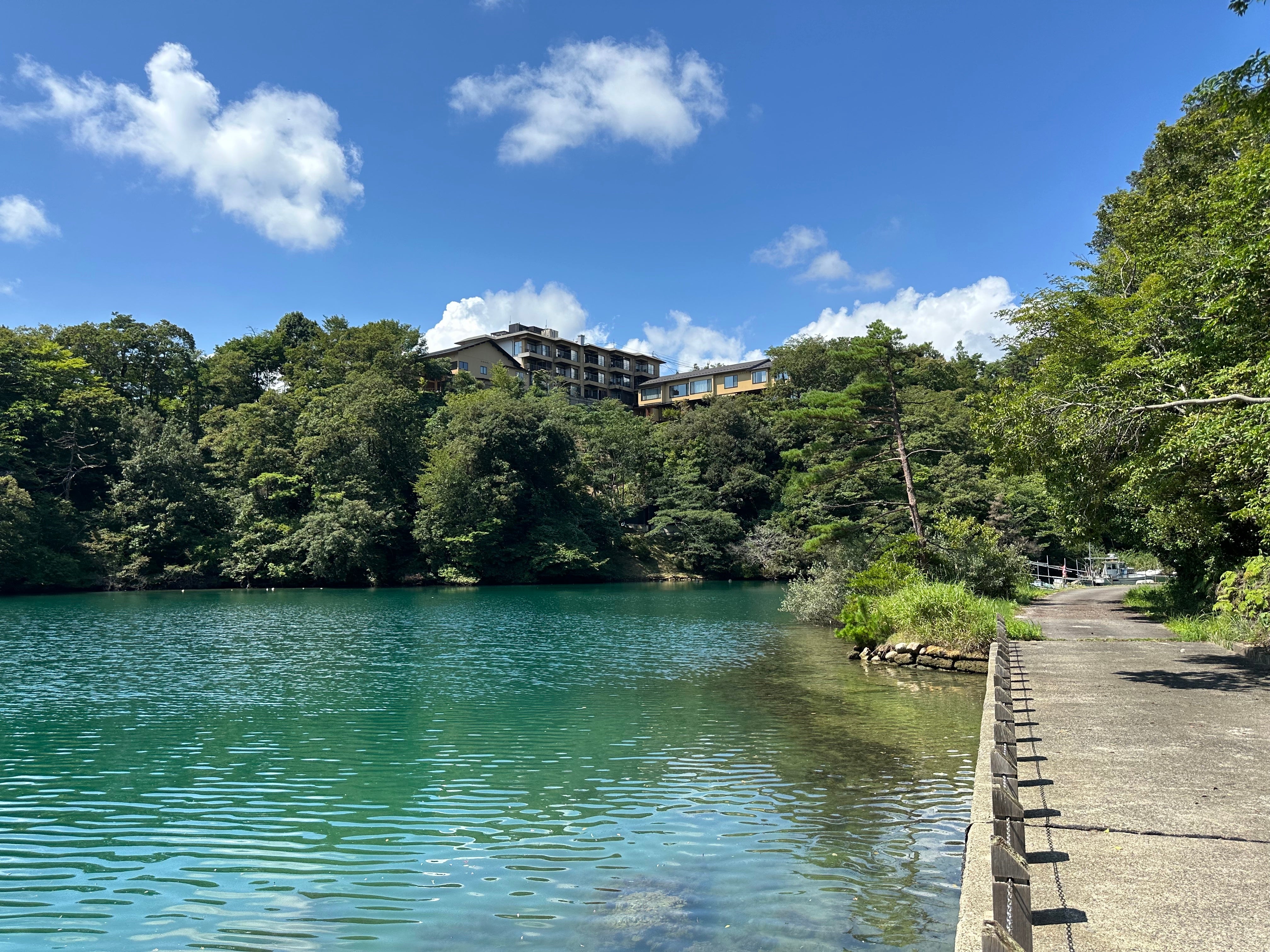 Hyakurakusou is a traditional ryokan with a cave bath located in Tsukumo Bay in Japan’s Noto Peninsula