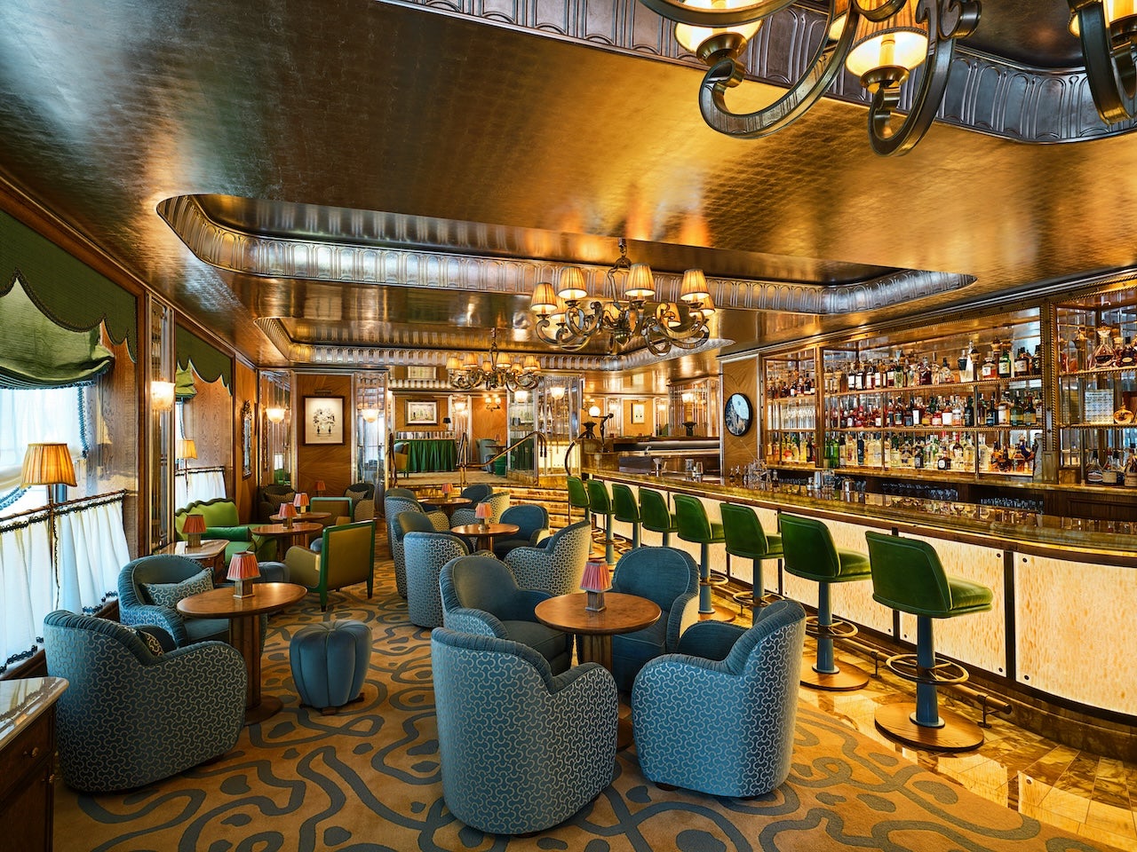 Designer Martin Brudnizki reimagined the Vesper Bar with a glamorous new look in 2023