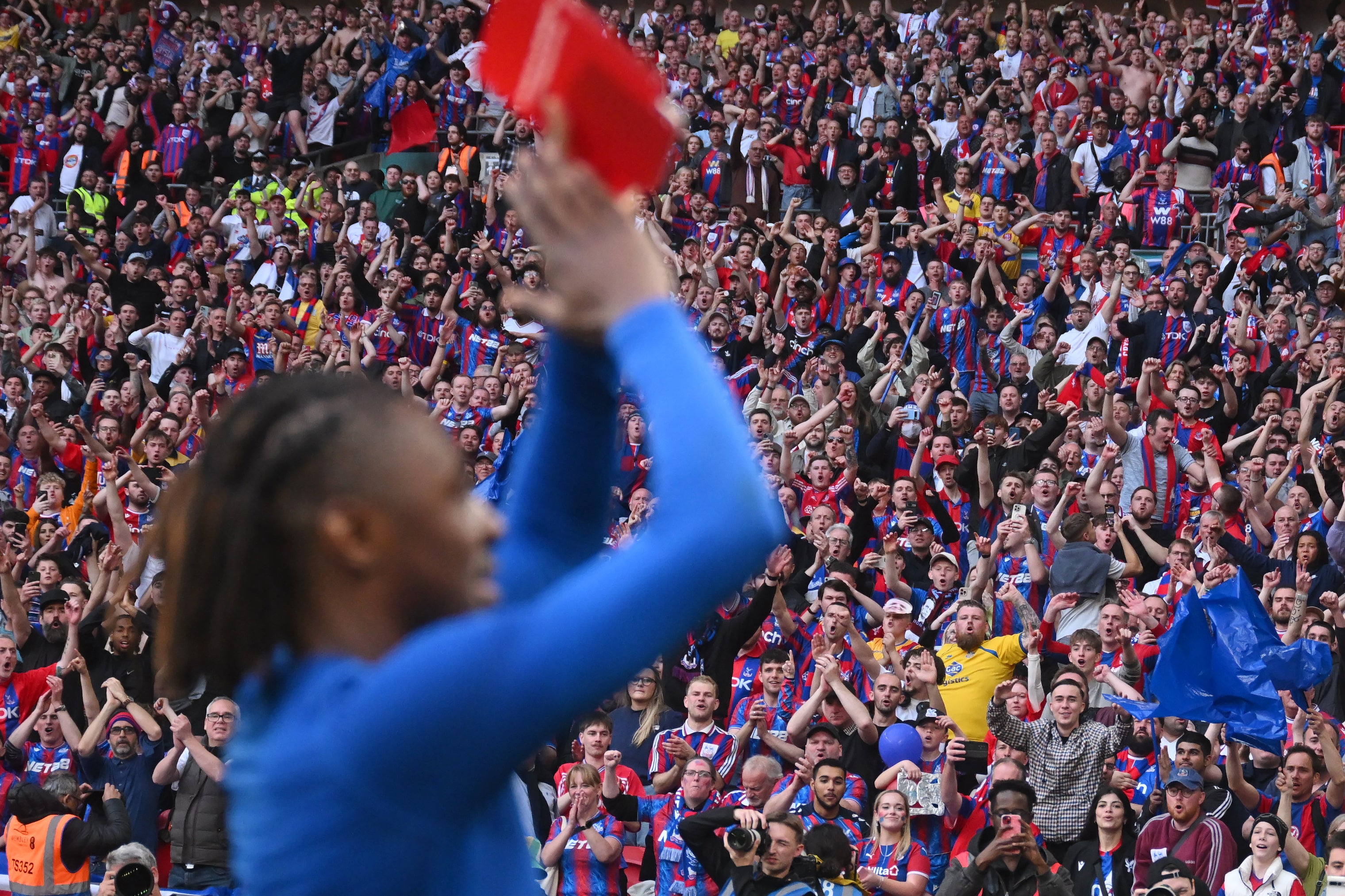 Fanoušci Crystal Palace tleskají jako Eberechi Eze ve Wembley po vítězství nad Aston Villa v semifinále