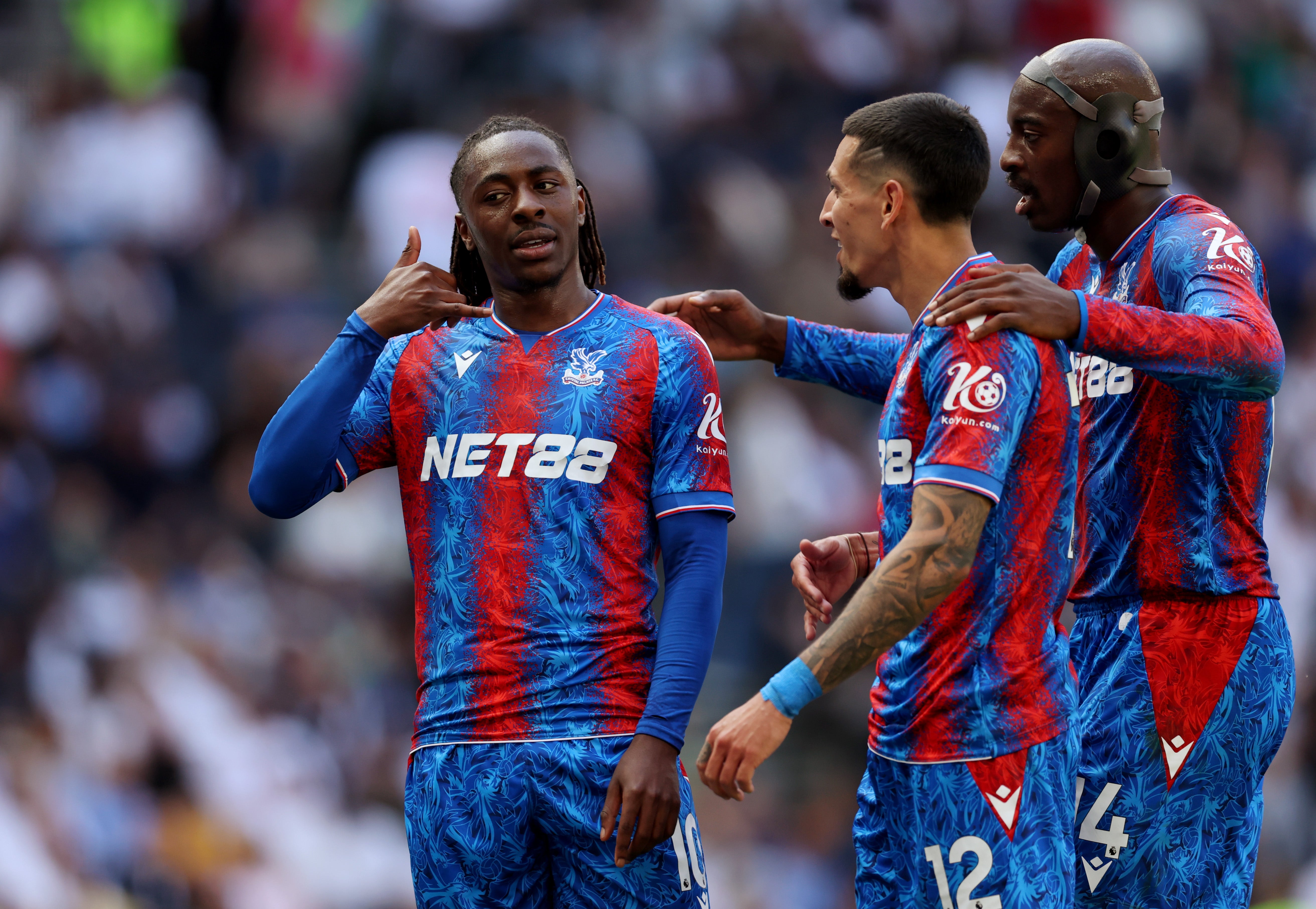 Eberechi Eze of Crystal Palace slaví se spoluhráči Daniel Munoz a Jean-Philippe Mateta
