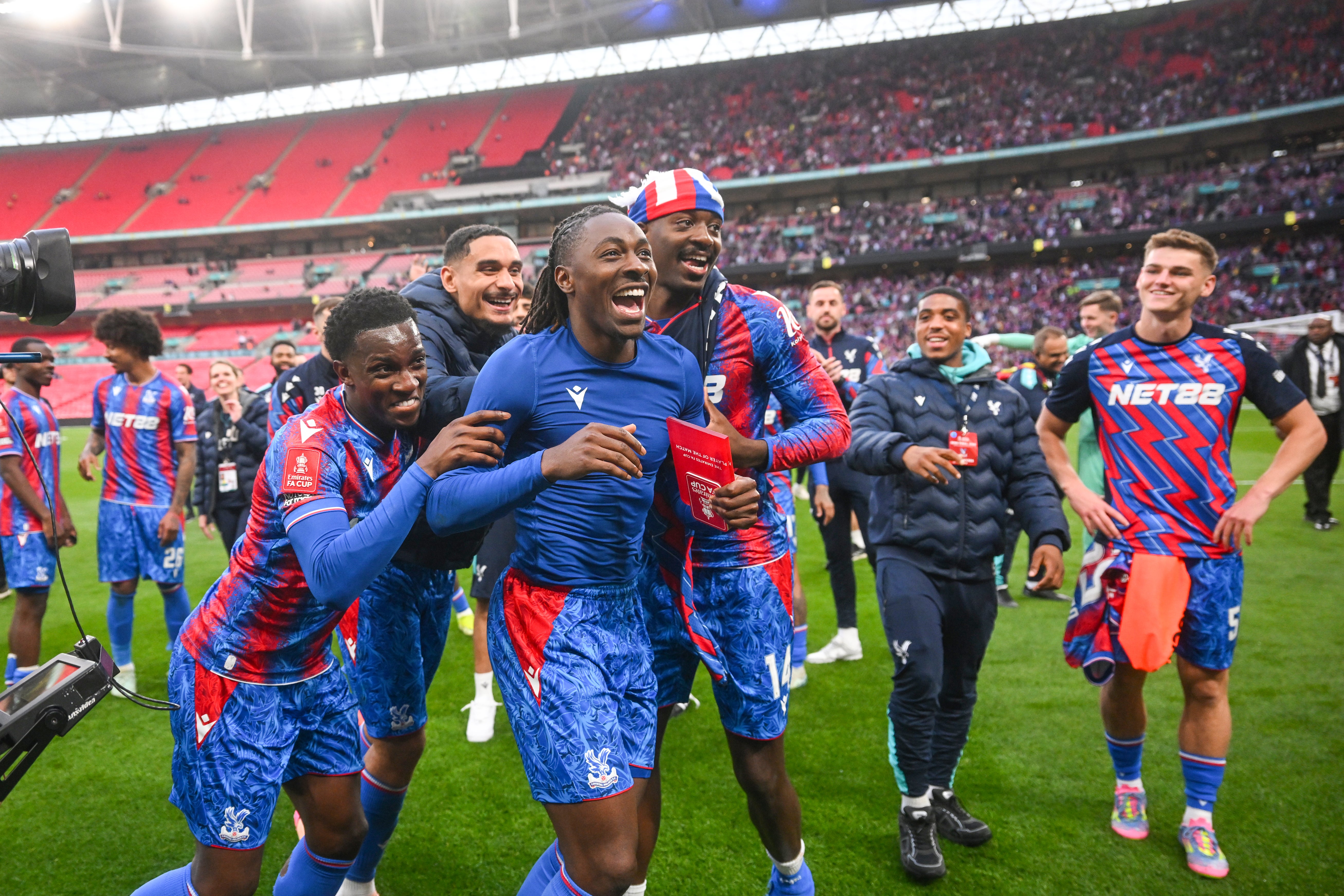 Eberechi Eze vede oslavy Crystal Palace ve Wembley