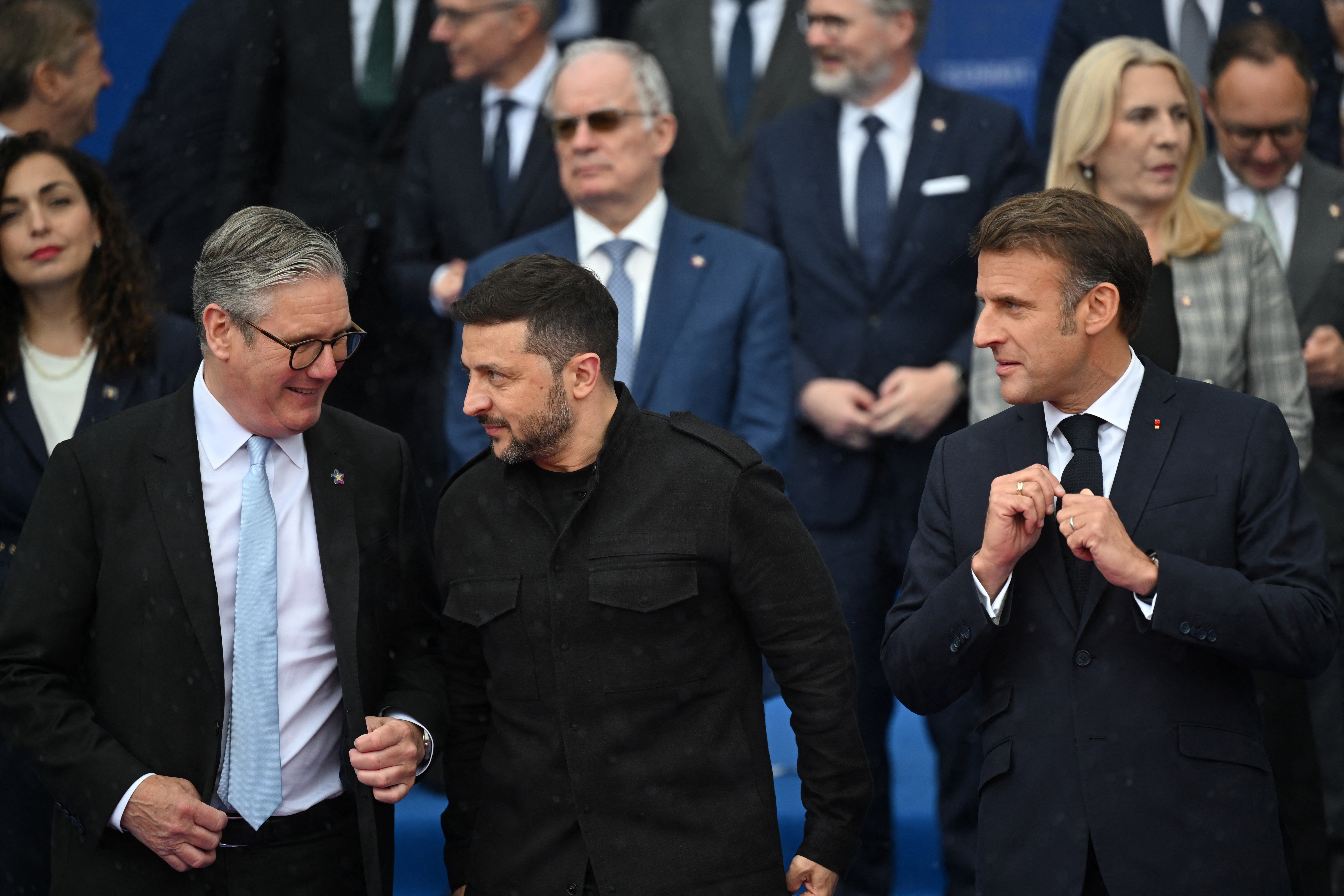 Volodymyr Zelensky, flanked by Keir Starmer and Emanuelle Macron