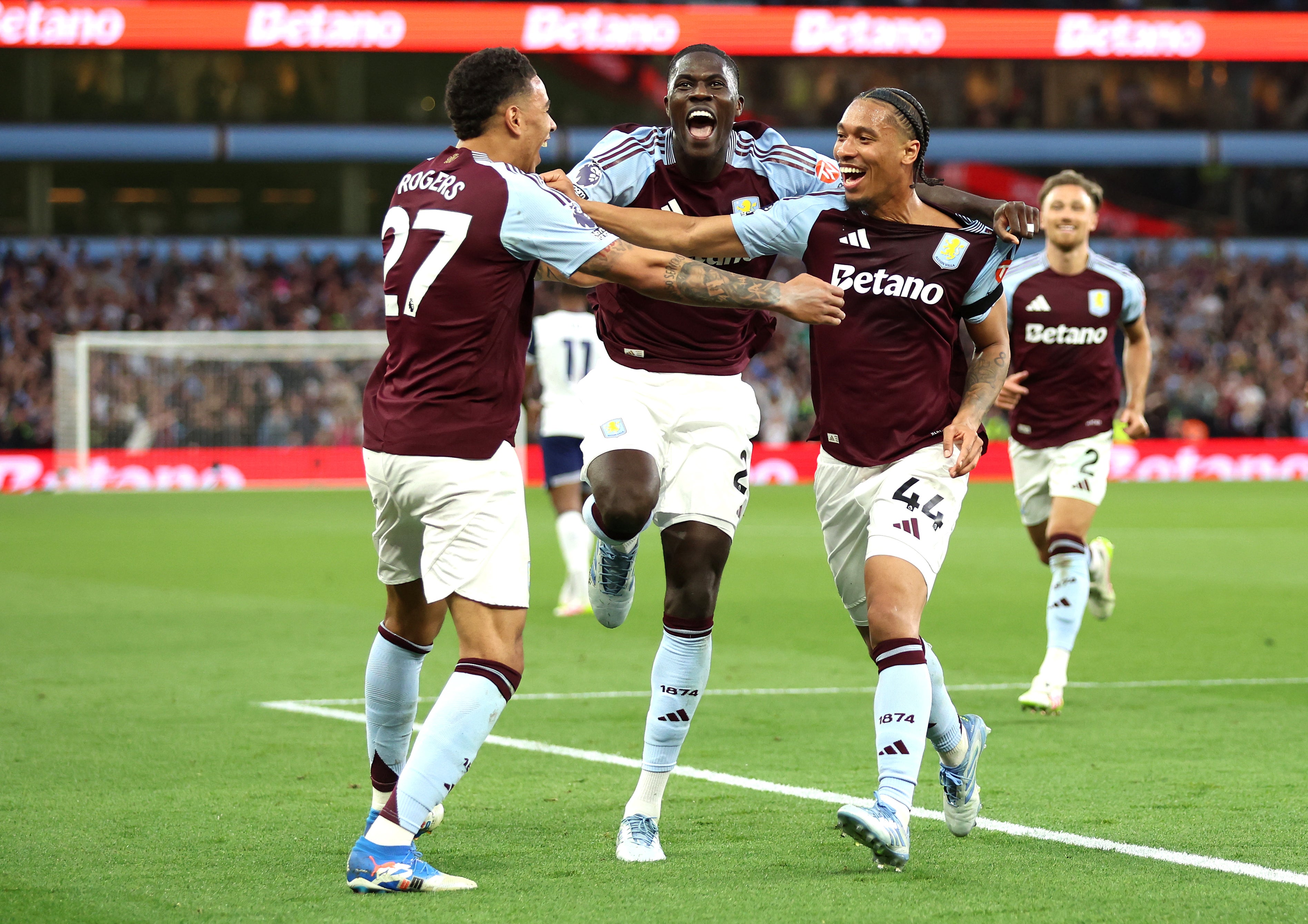 Boubacar Kamara (vpravo) zabalil věci pro Aston Villa proti Spurs (Nigel French/PA)