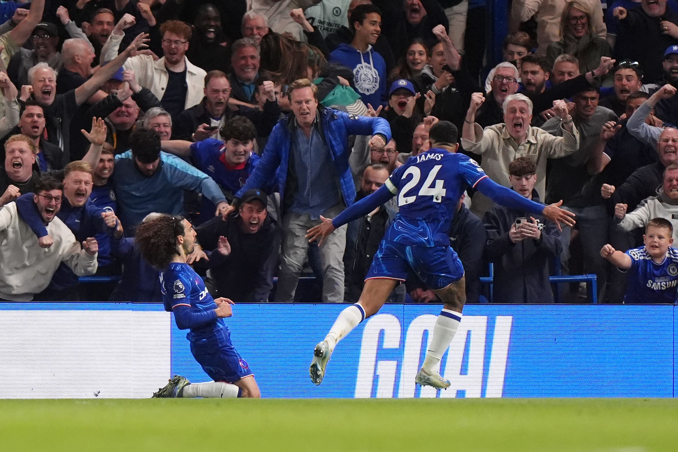 Marc Cucurella (vlevo) to vyhrál, když obránci přišli opět Trumps pro Chelsea
