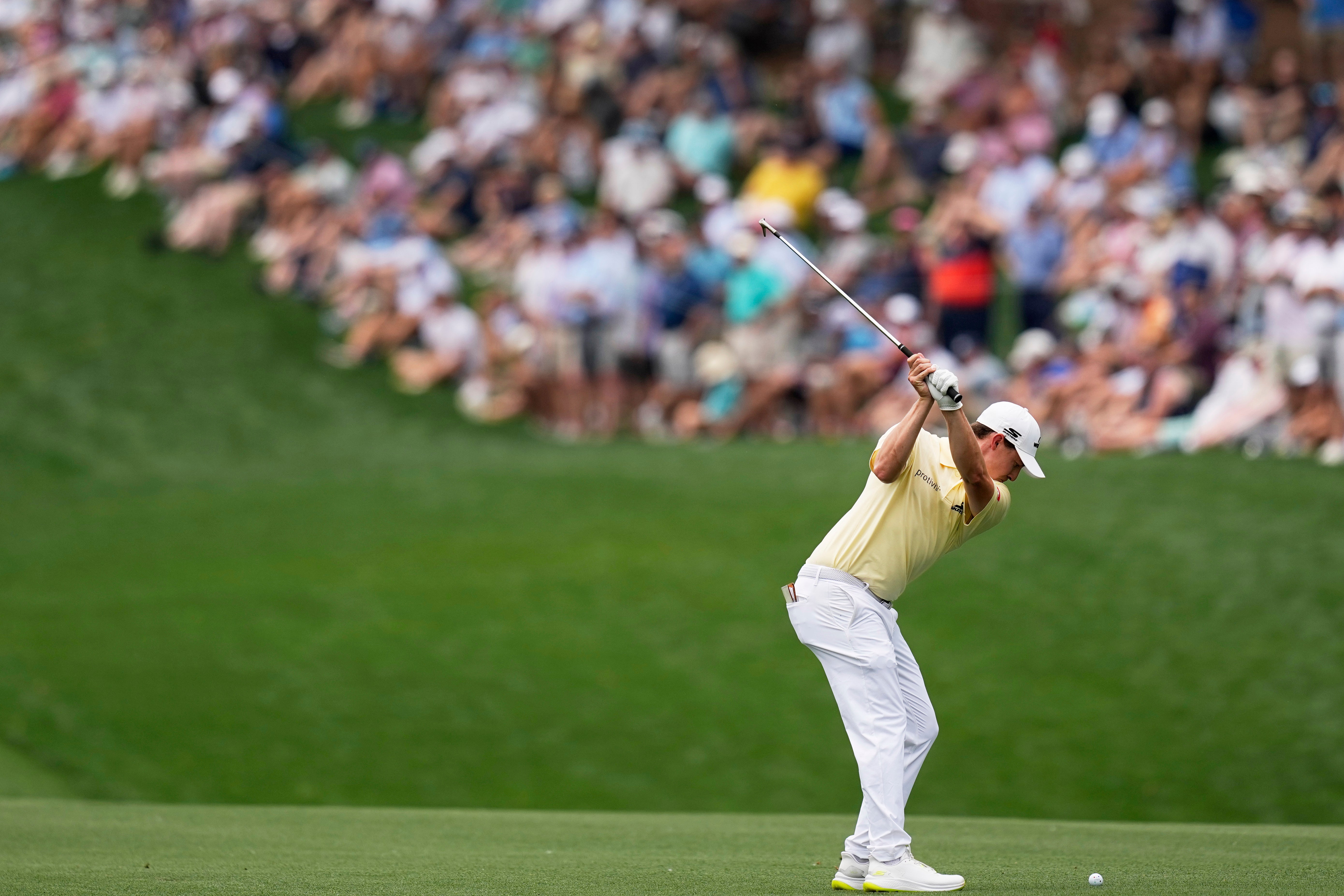 Matt Fitzpatrick zasáhl z plavební dráhy na první jamce během druhého kola amerického mistrovství PGA (David J Phillip/AP)