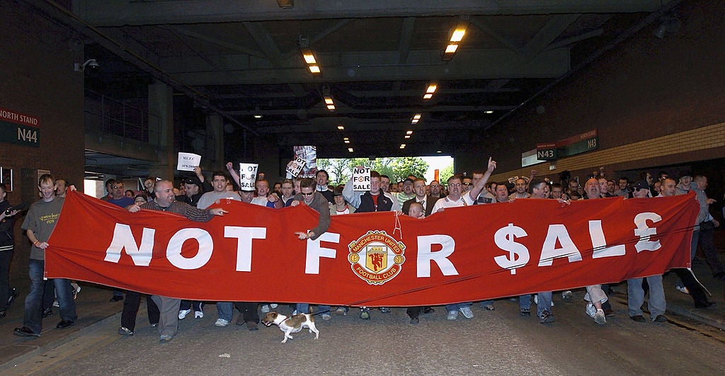 Fans protested at Old Trafford against Glazer's renewed bid for the club on 12 May 2005
